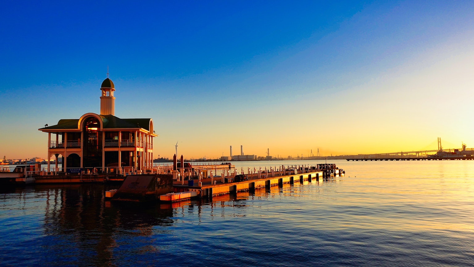 Vista escénica del frente marítimo con un muelle y un edificio al atardecer