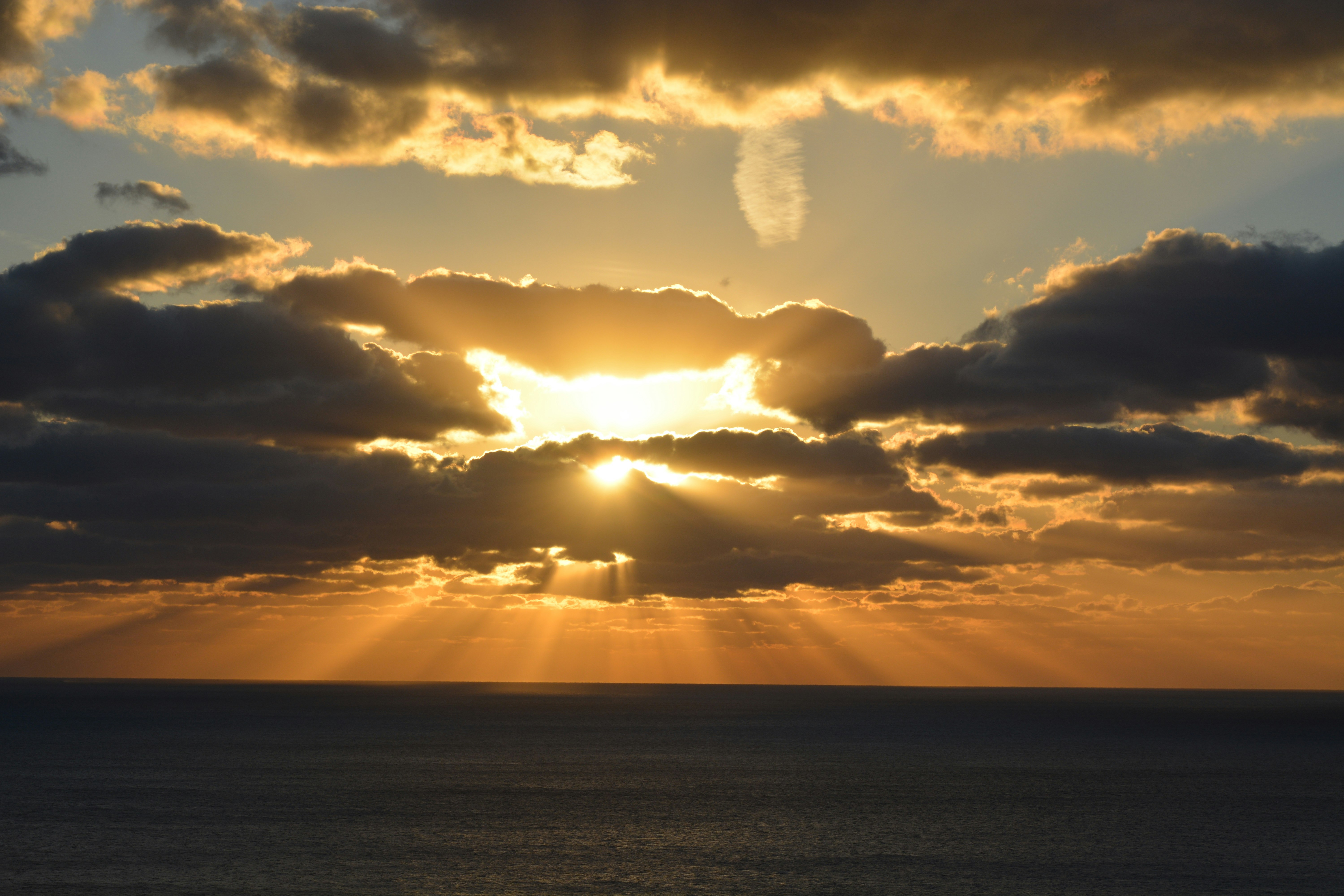 tramonto drammatico sull’orizzonte con cielo pieno di nuvole