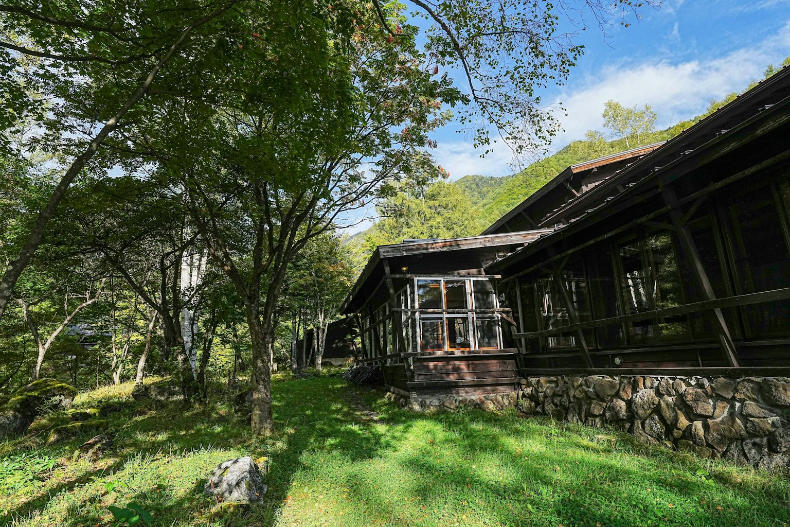 Holzhaus umgeben von Natur mit einem üppigen Garten