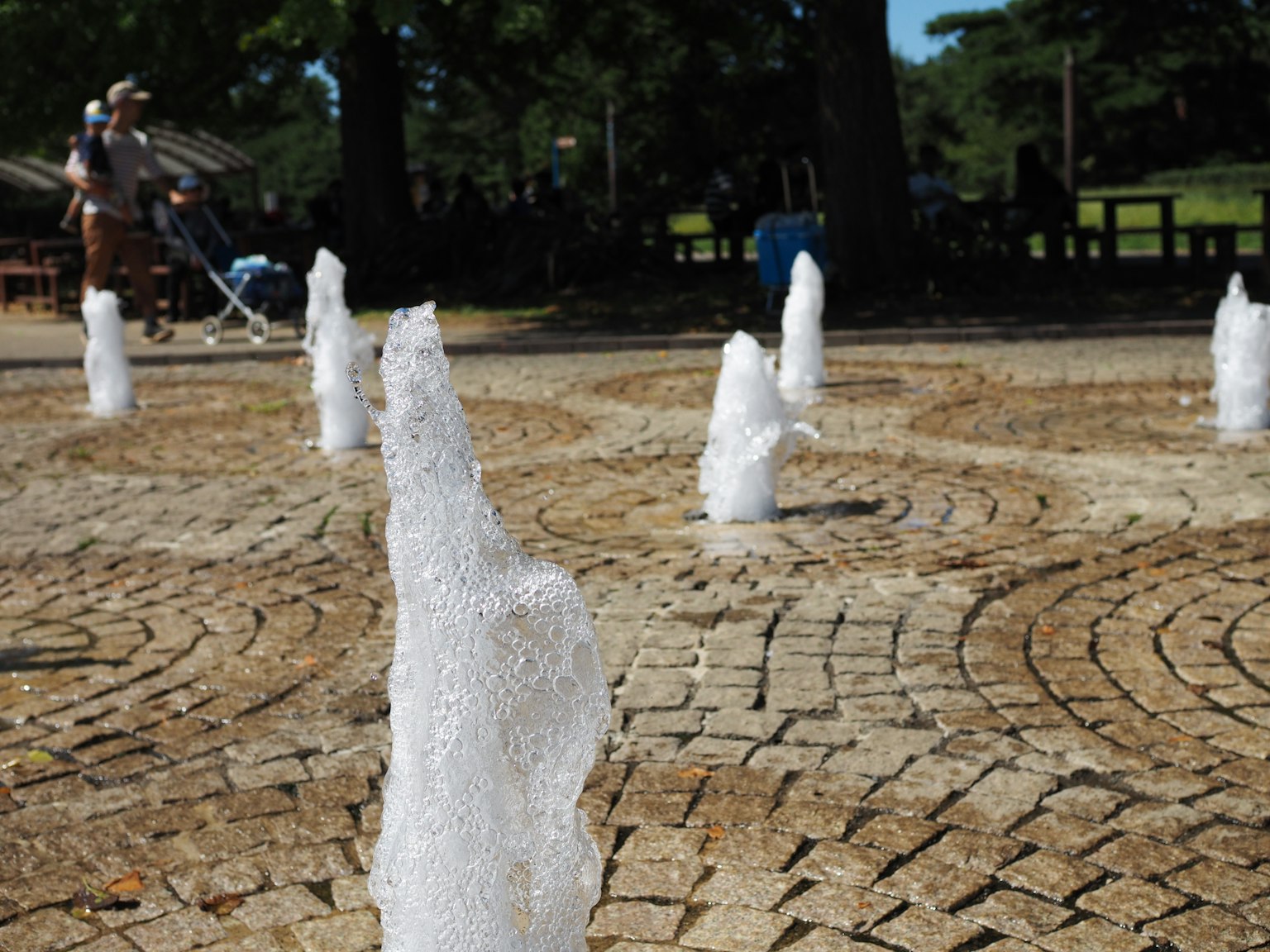公園石磚上噴泉噴水的景象
