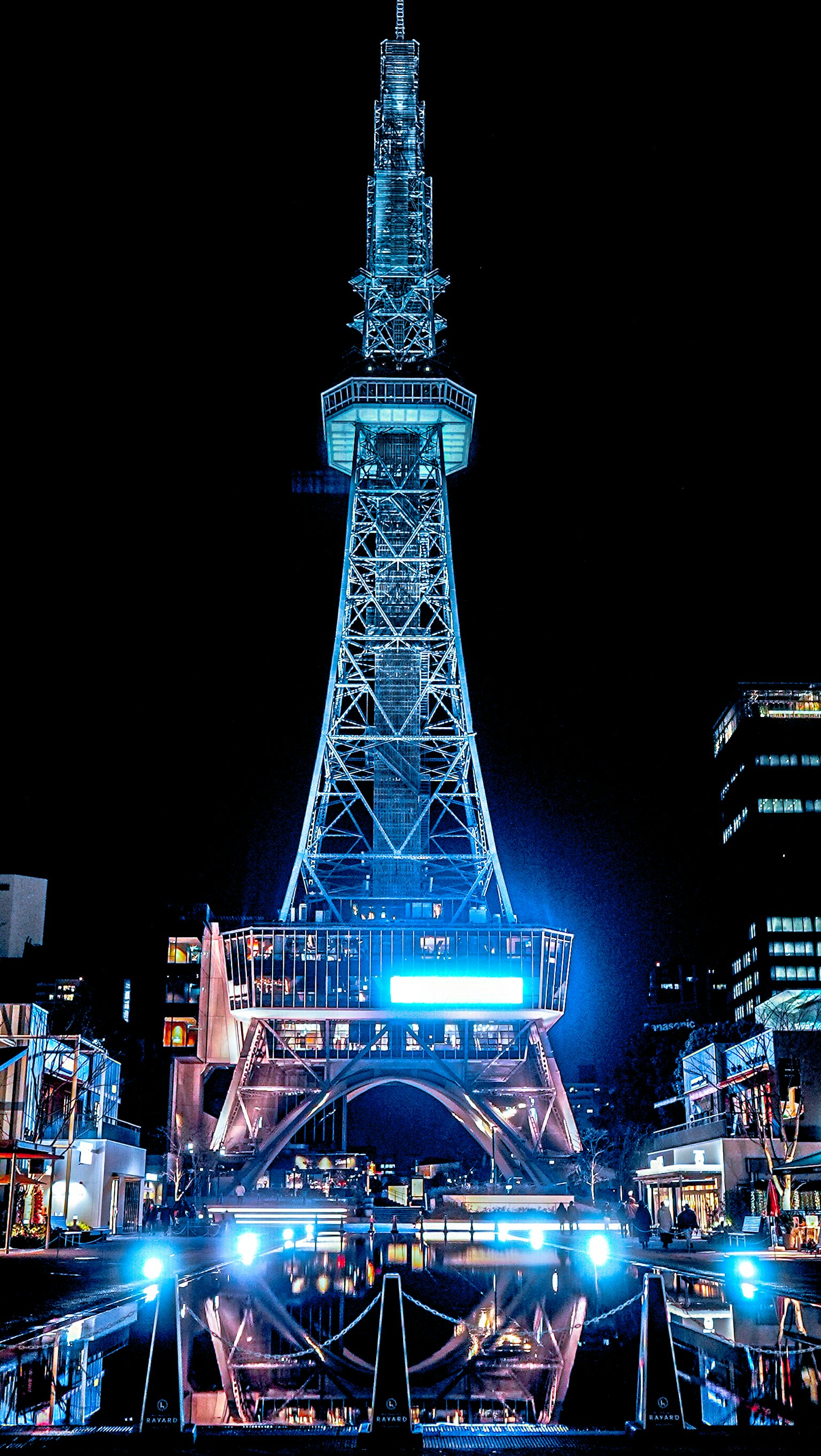 名古屋电视塔在夜晚被蓝光照亮