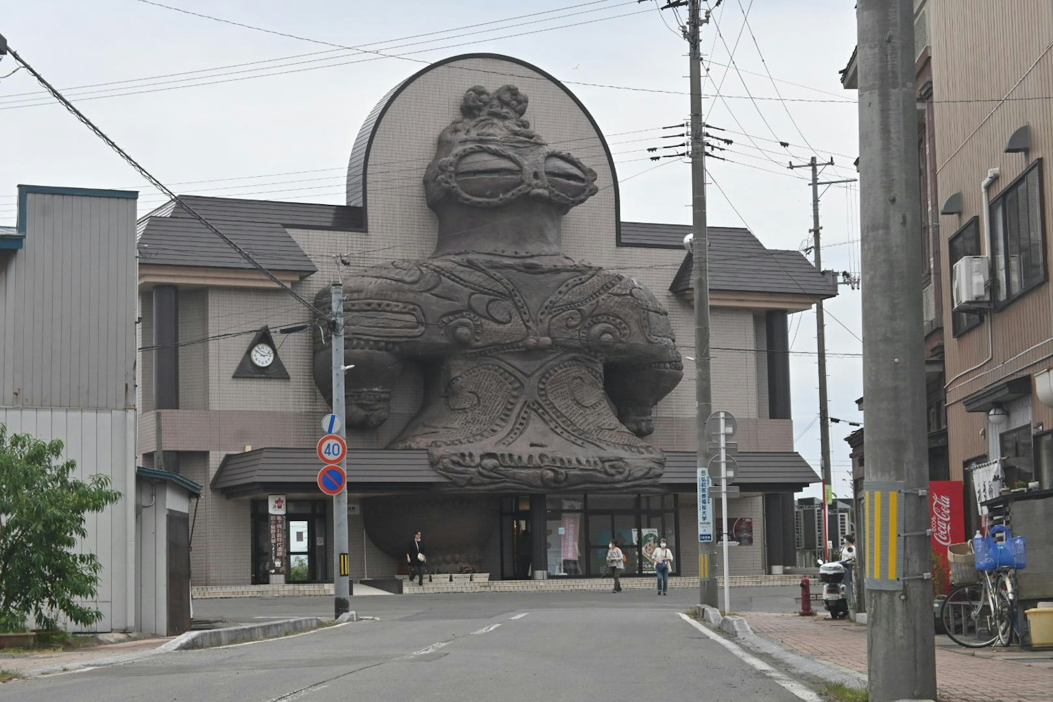 Edificio unico con una grande scultura sulla facciata