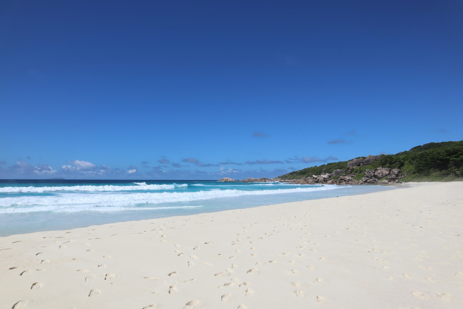 Hermosa playa de arena blanca con vista al océano azul