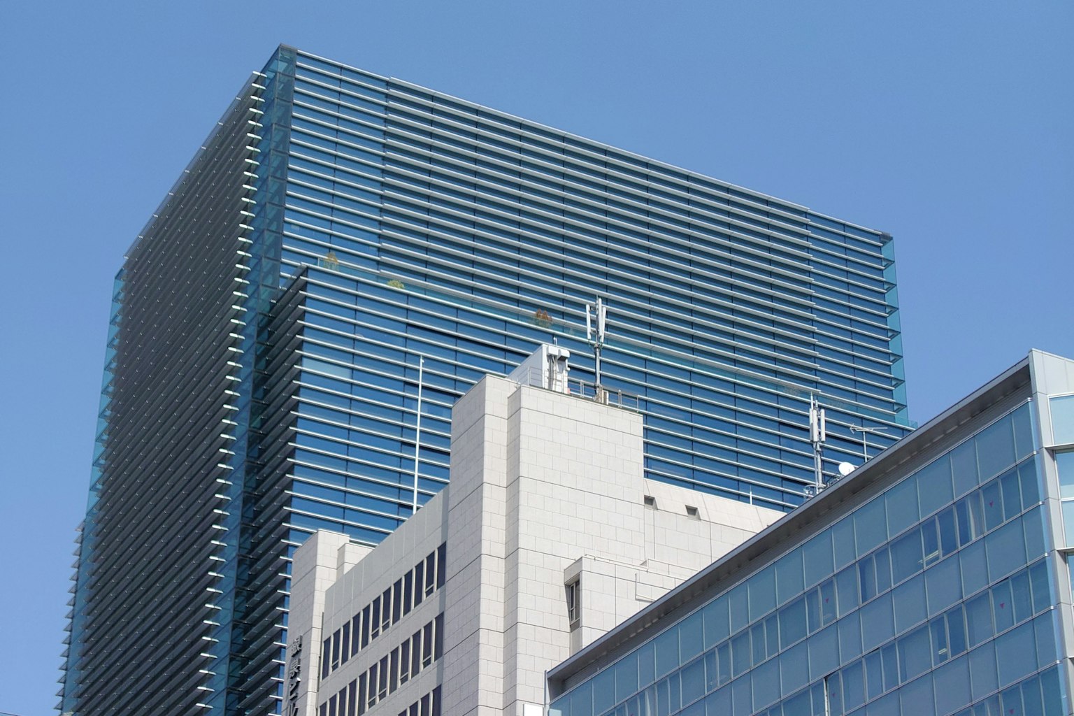 藍天下現代建築的一部分