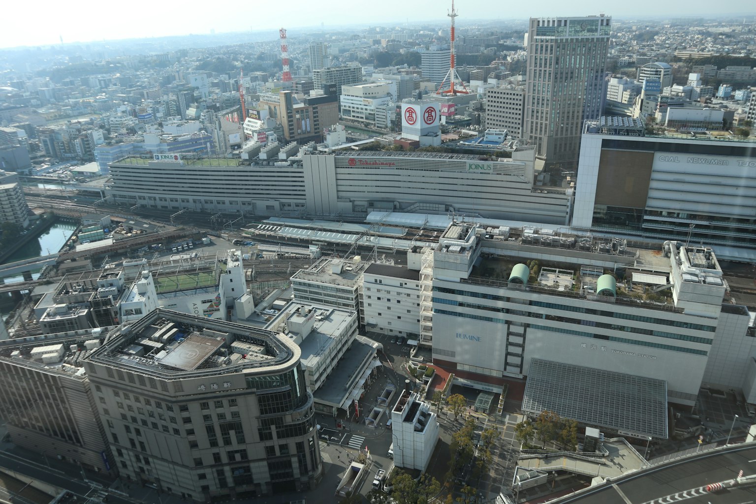 Panoramablick auf die städtische Skyline mit Hochhäusern