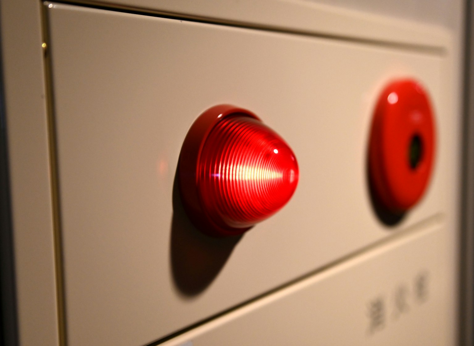Gros plan d'une boîte de commutateur avec des lumières indicatrices rouges