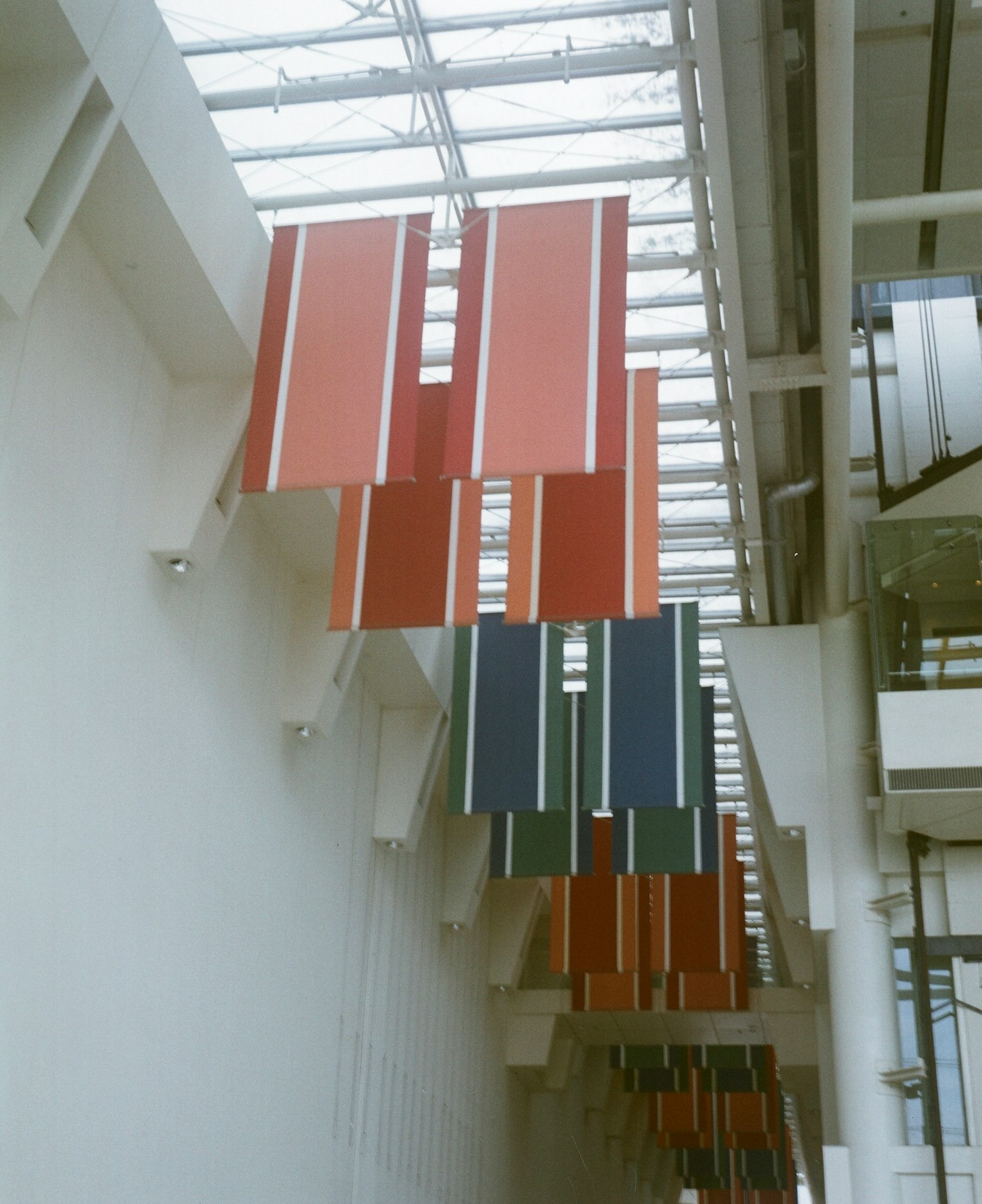 赤と青のストライプの旗が吊るされた明るい空間