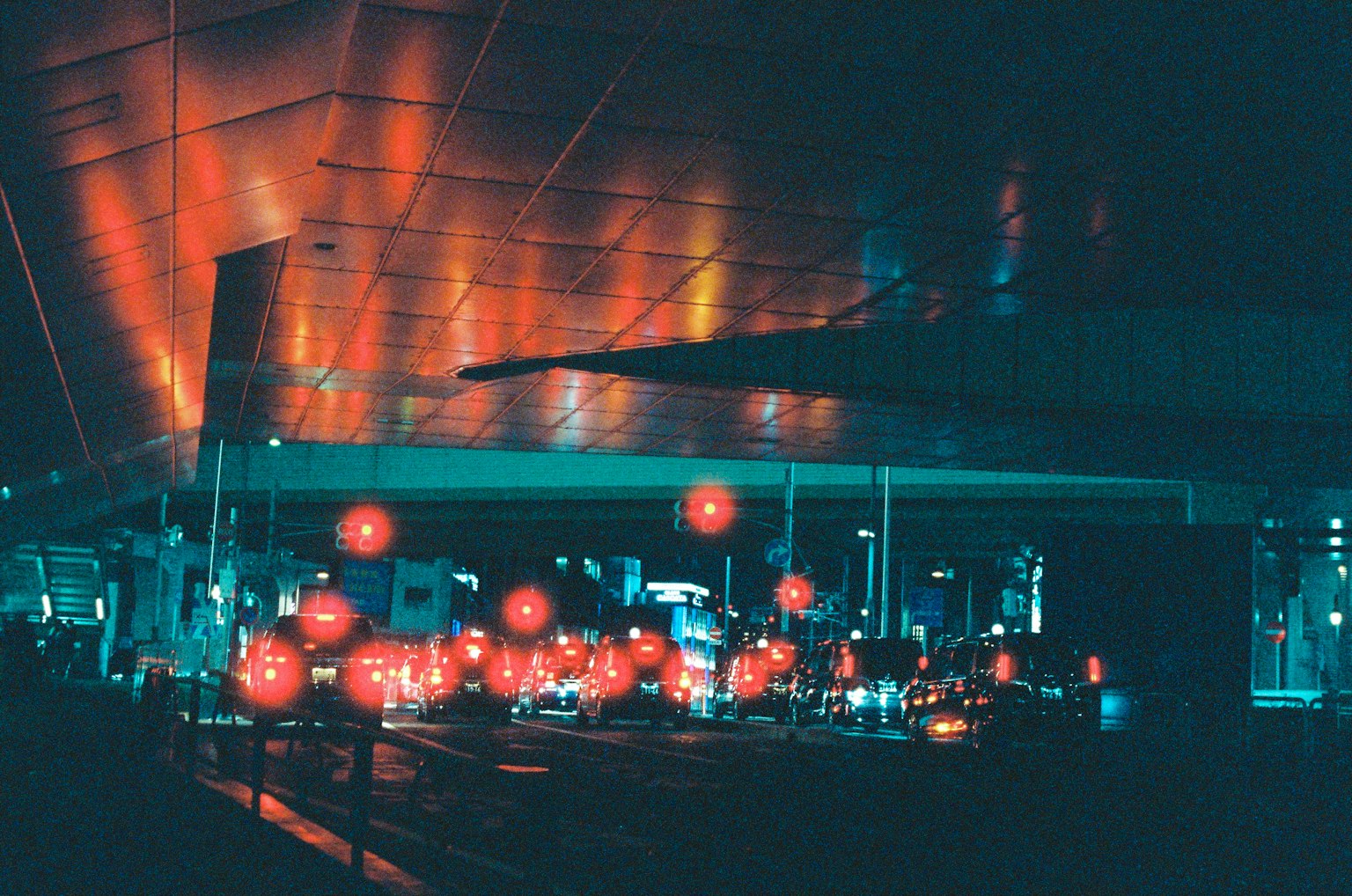 夜景城市景观，五彩灯光和红色灯笼