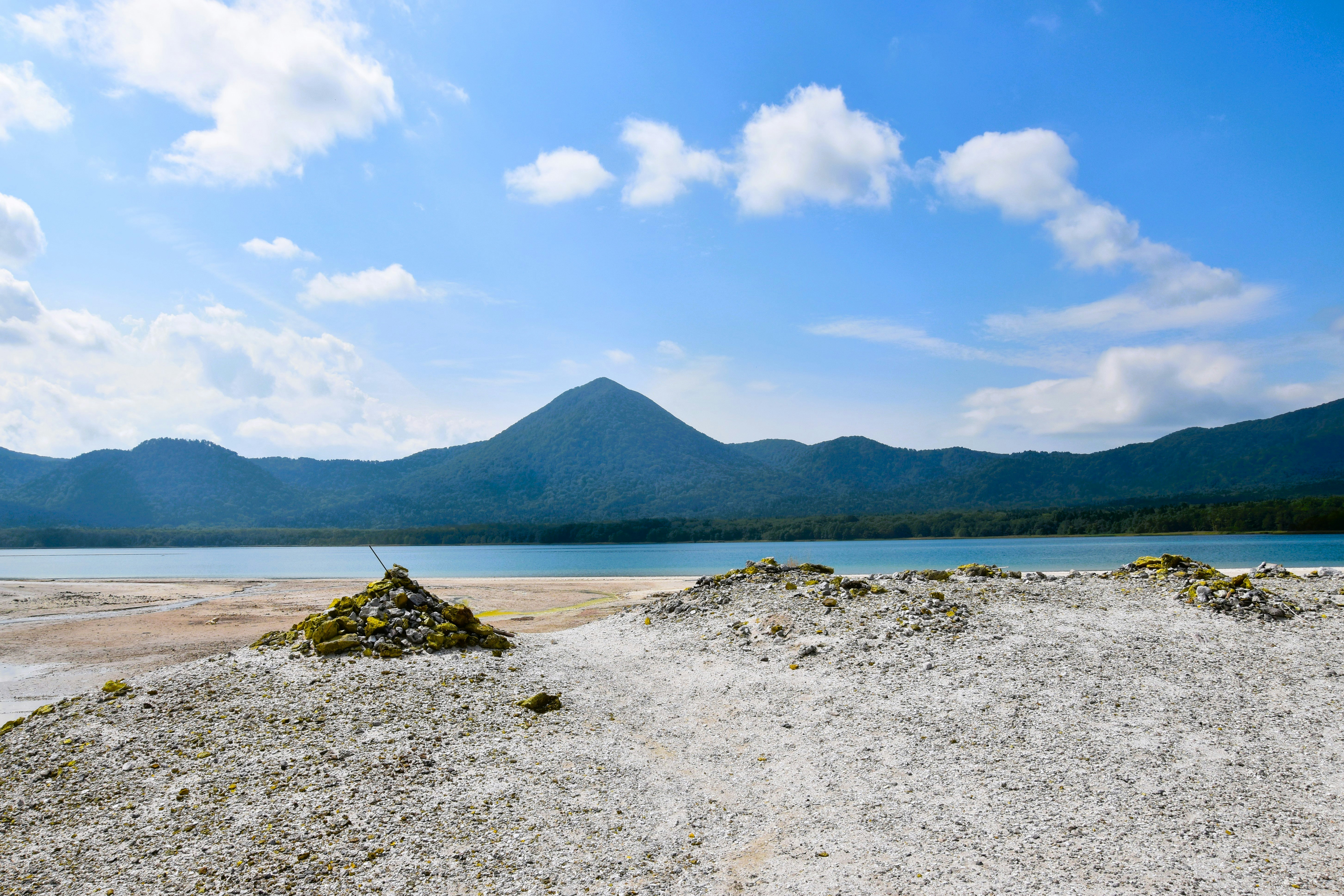 湖畔の岩場と遠くの山並み