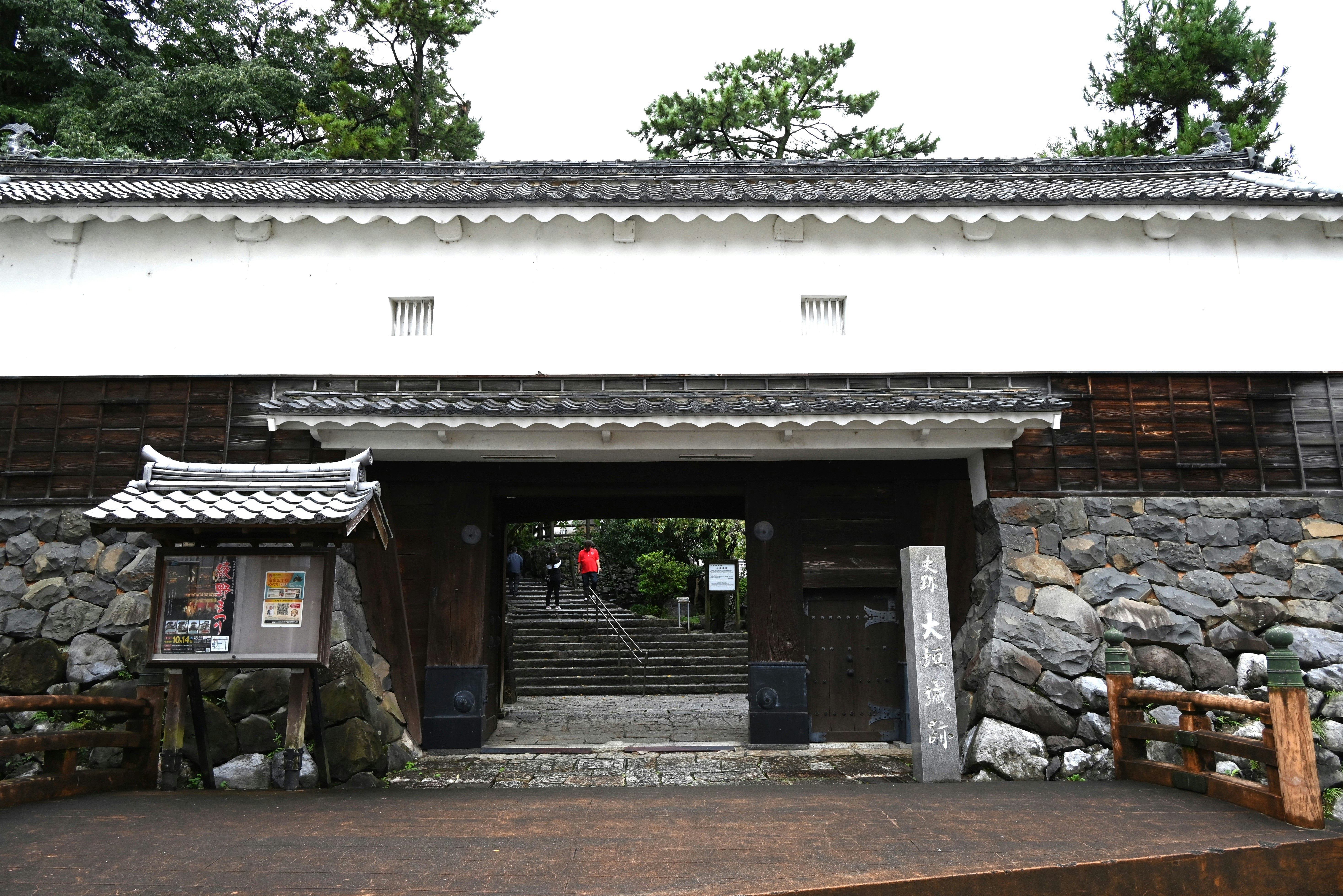 大垣城の城門と石垣の入口風景