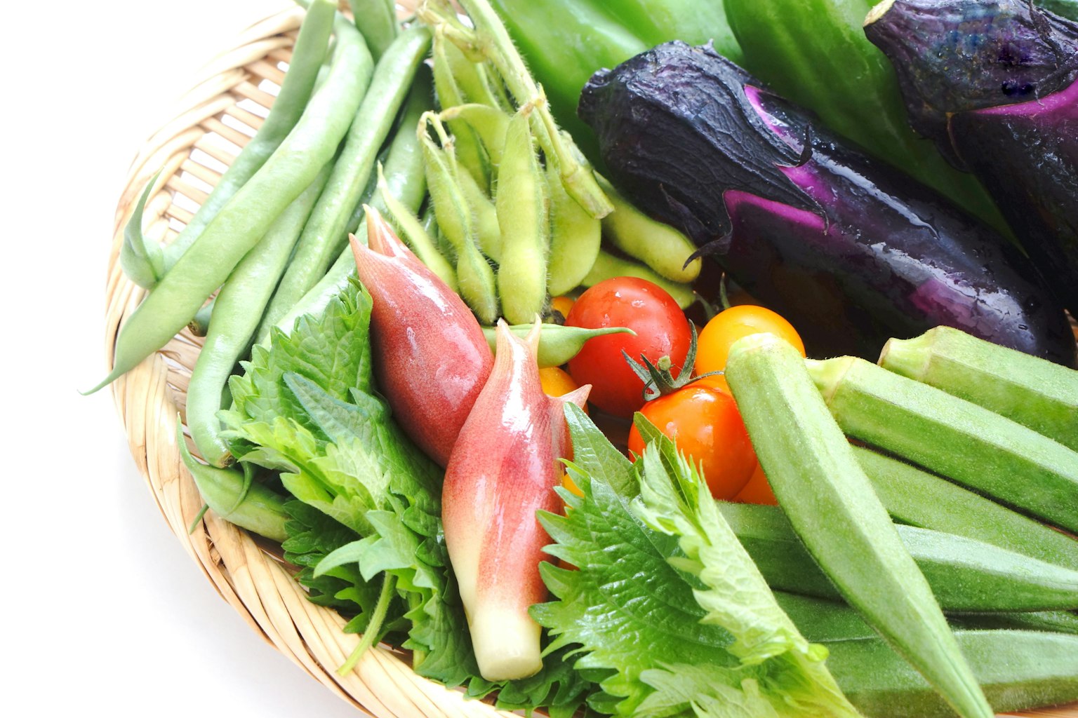 Cesto pieno di verdure fresche che mostrano una varietà di colori e forme