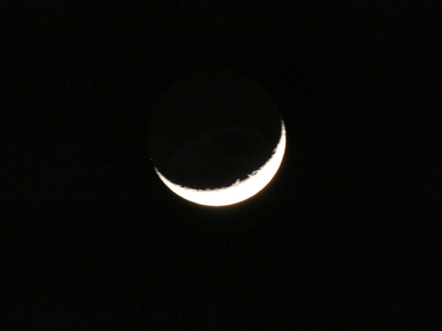 Lune croissante mince sur fond sombre