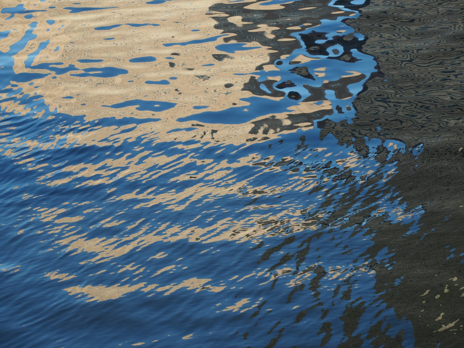 Eau ondulée bleue avec des reflets