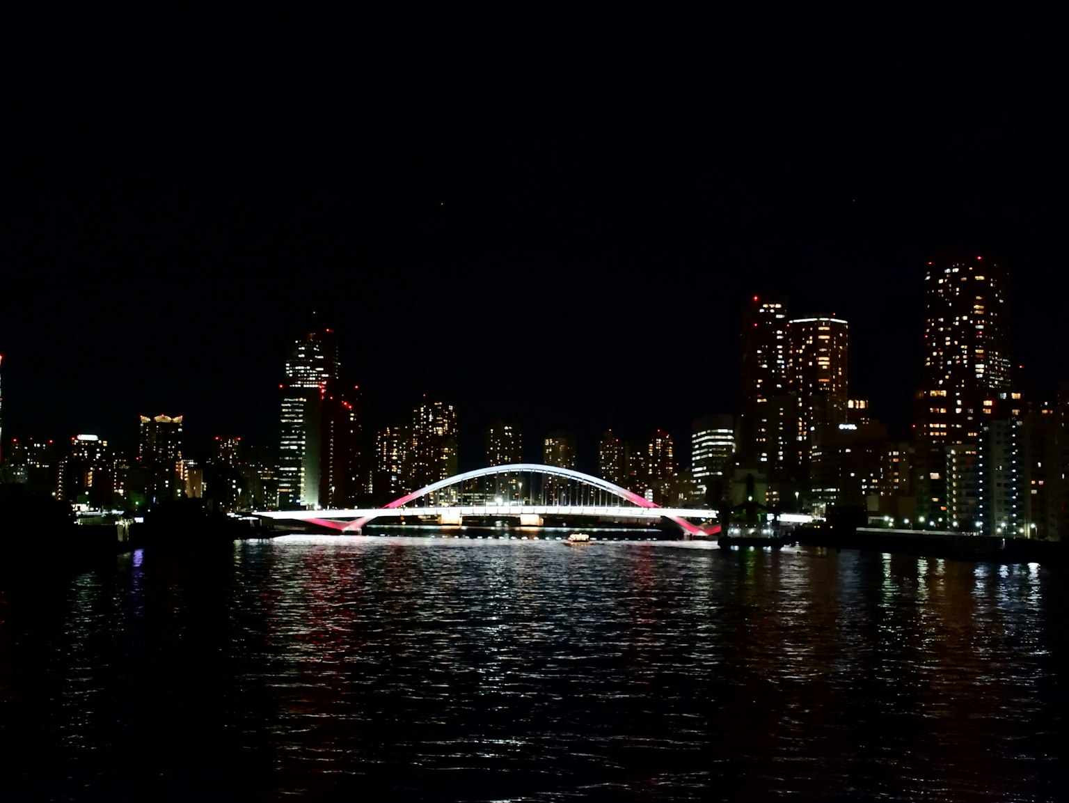 Hermoso puente y rascacielos brillantes en un paisaje urbano nocturno