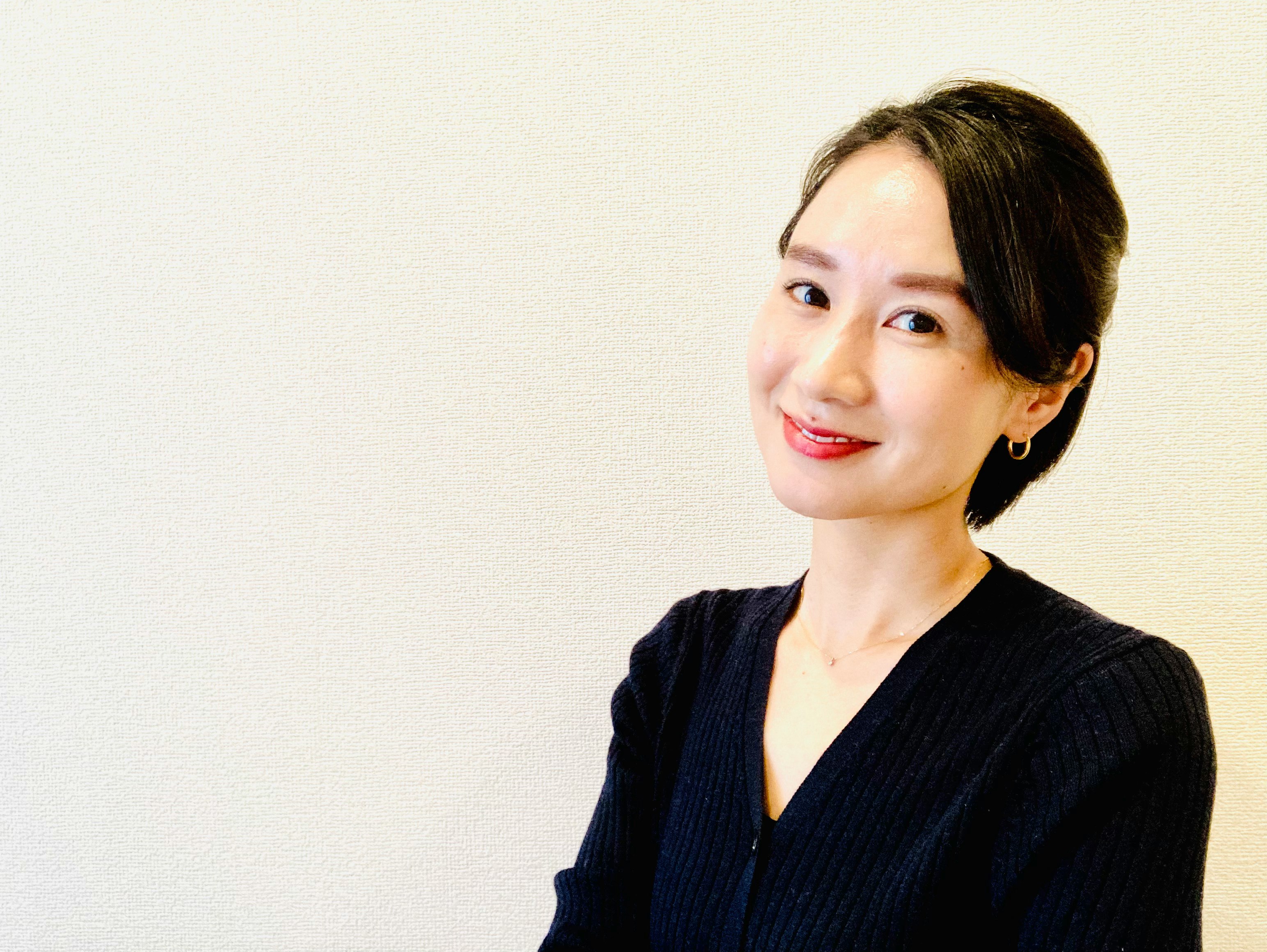 穿着黑色服装微笑的女性肖像