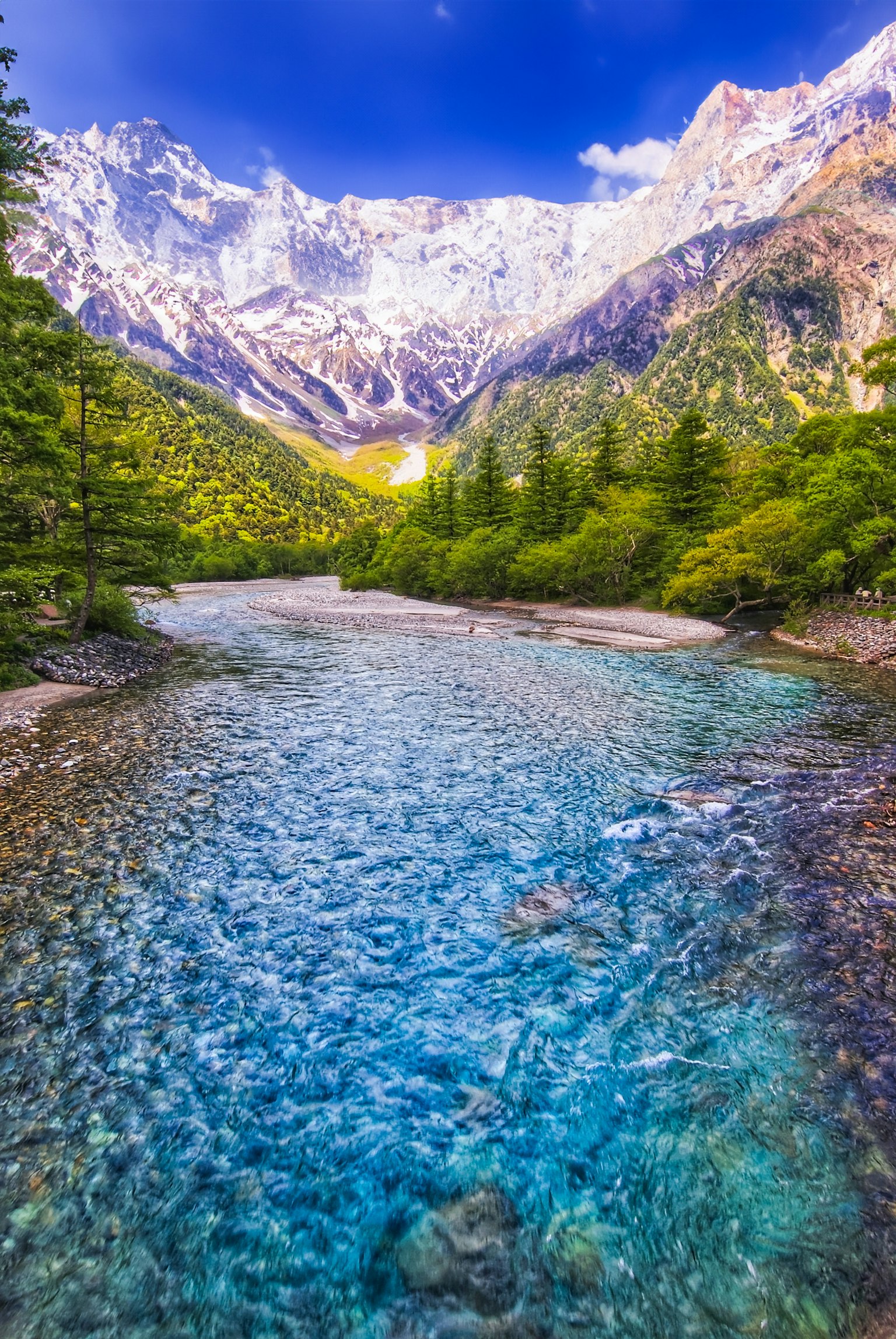 Malersicher Blick auf einen klaren Fluss, umgeben von majestätischen Bergen