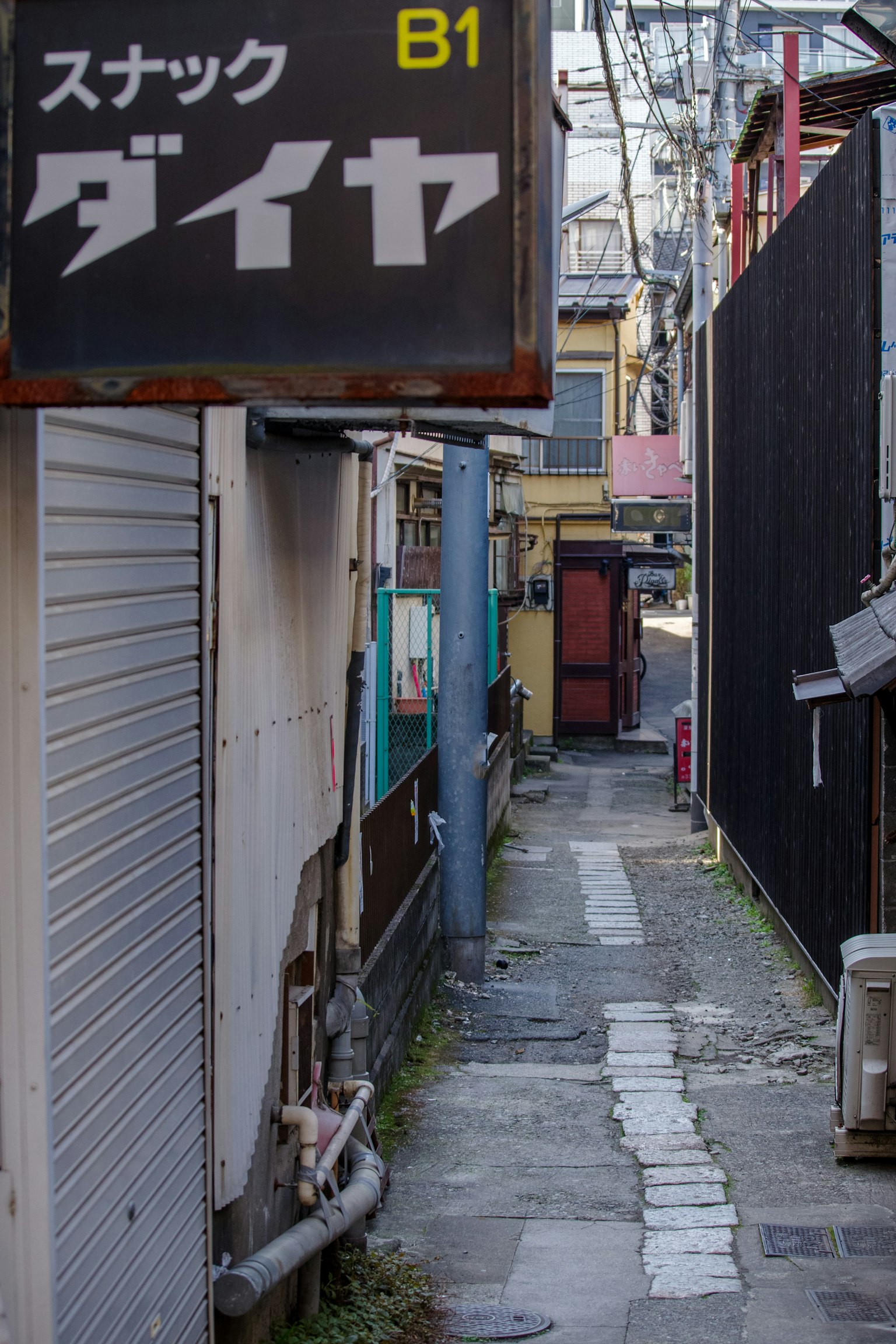 Enge Gasse mit Snack-Bar-Schild und monochromem Hintergrund