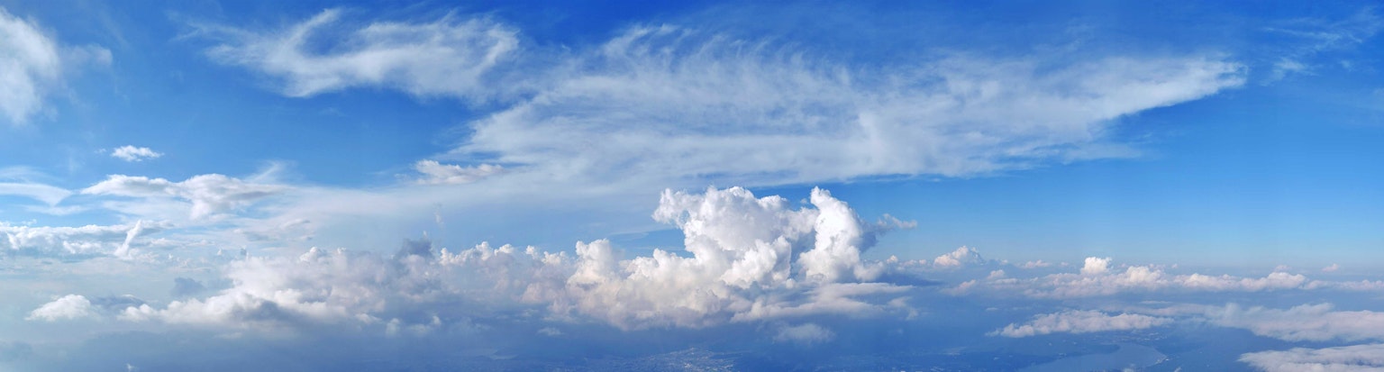 青空に浮かぶ白い雲と柔らかな雲の層の風景