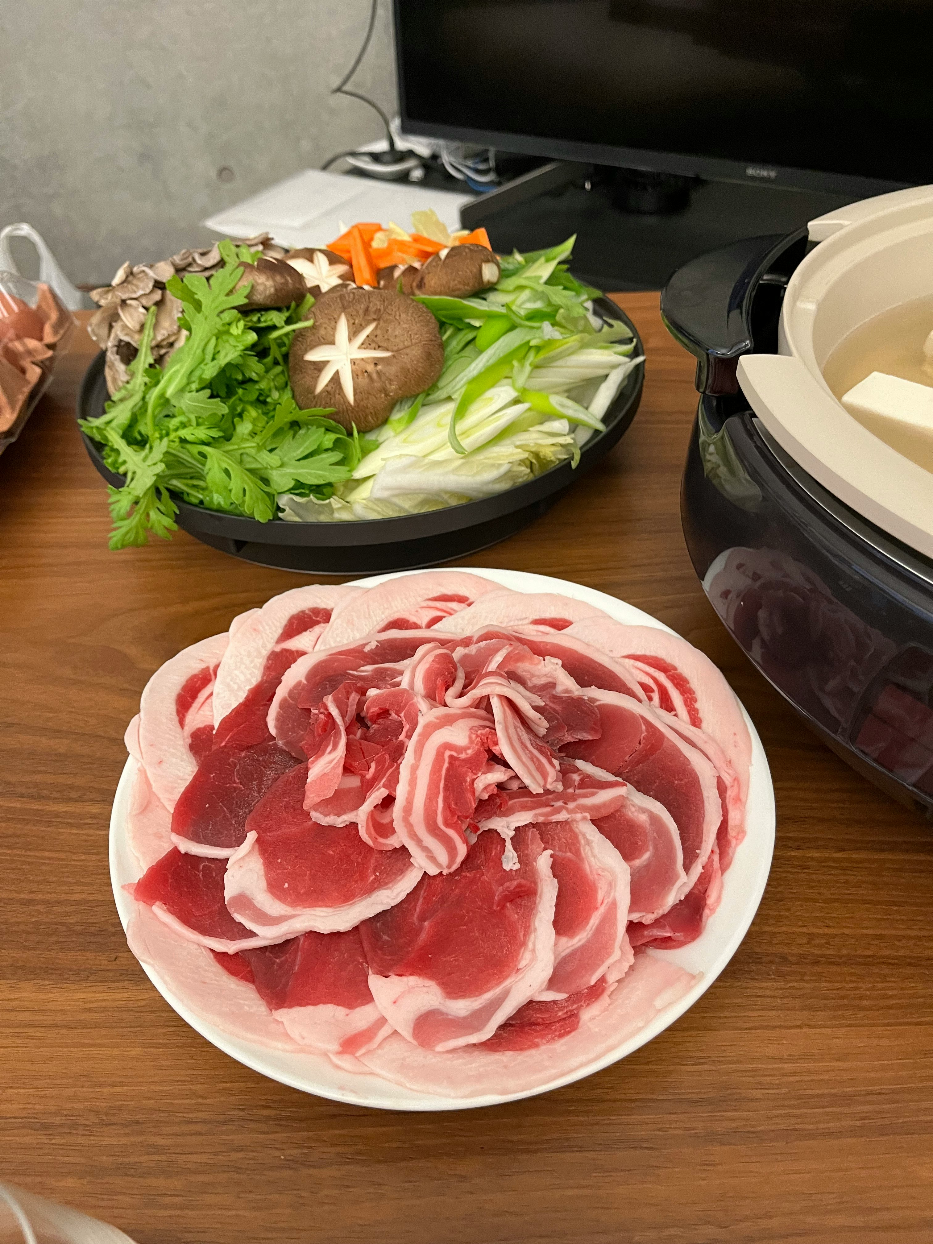 姬路“牡丹锅”猪肉片与蔬菜拼盘