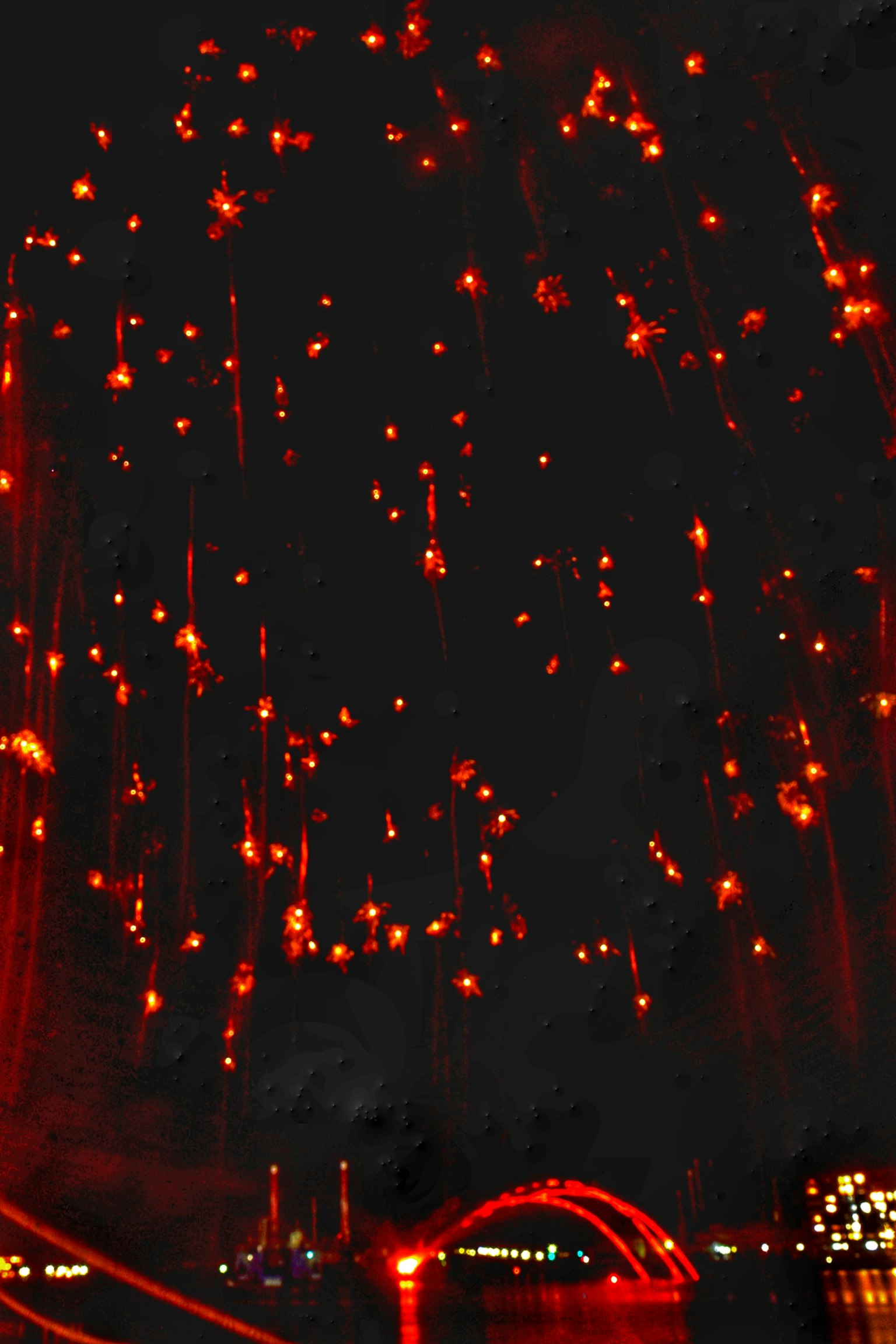 Rote Feuerwerke, die im Nachthimmel mit dunklem Hintergrund explodieren