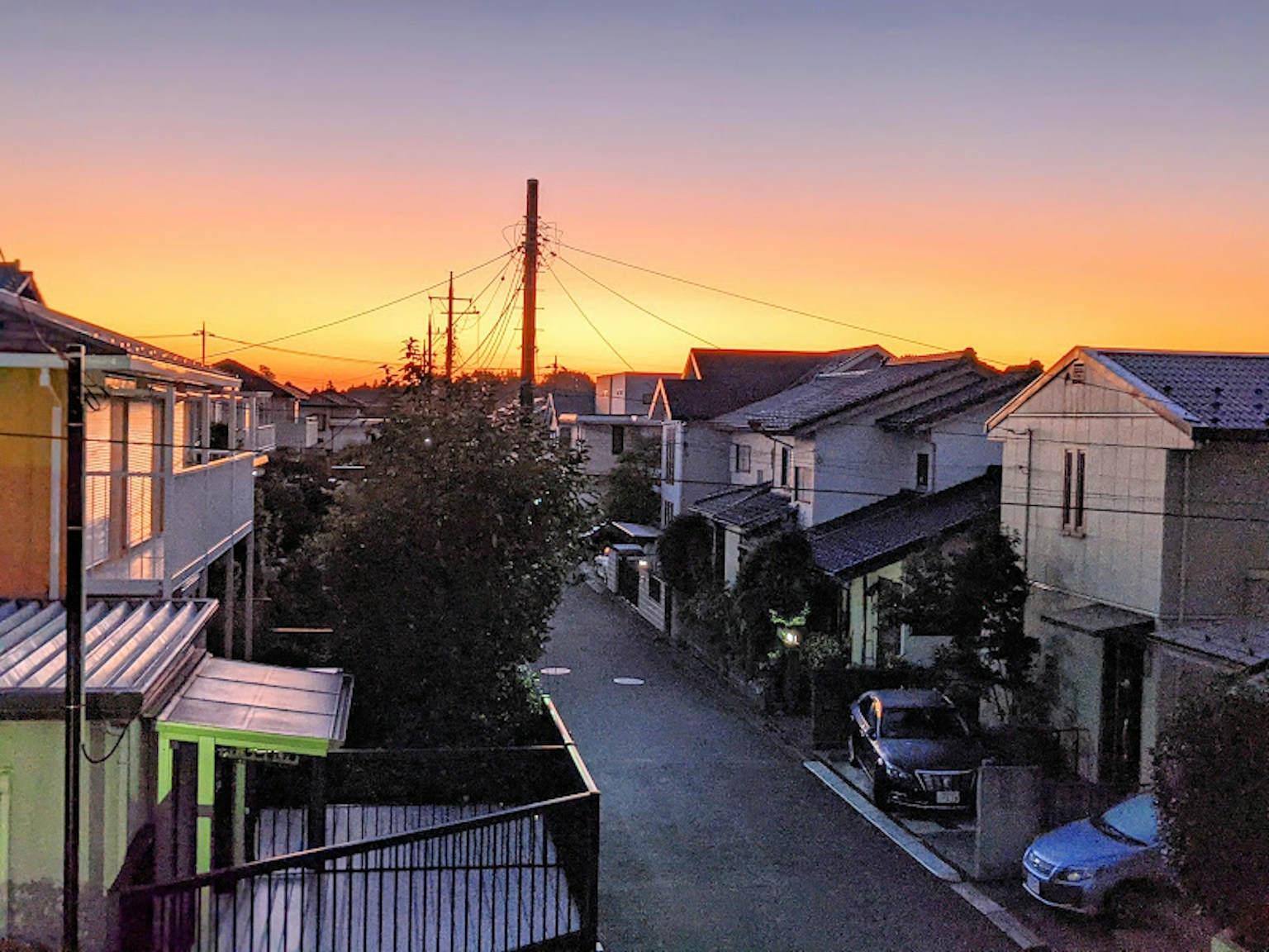 Quartiere residenziale al tramonto con cielo colorato