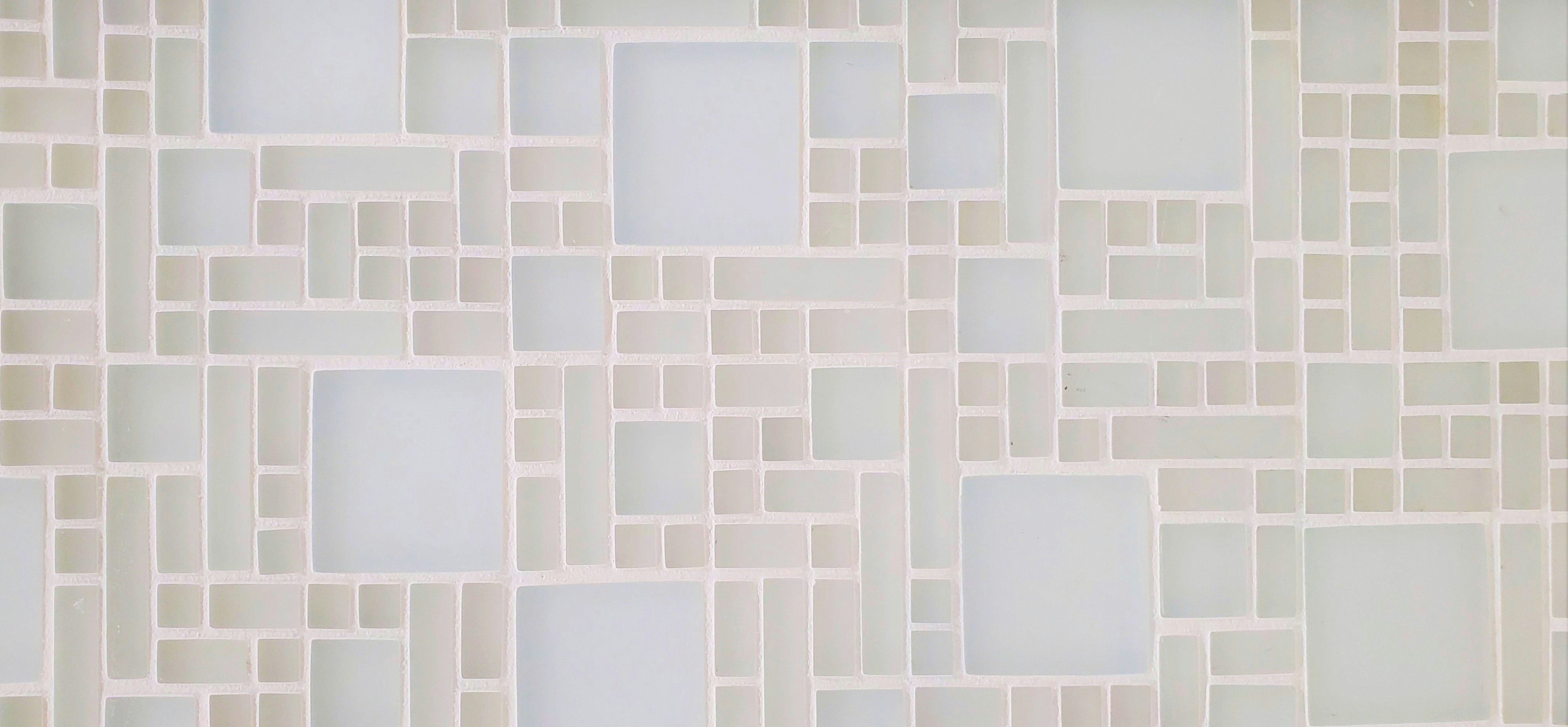 parete con motivo geometrico di piastrelle bianche