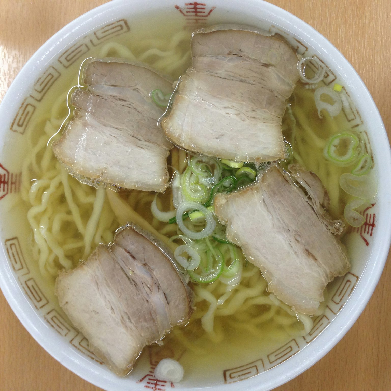 Tô ramen với lát chashu và hành lá