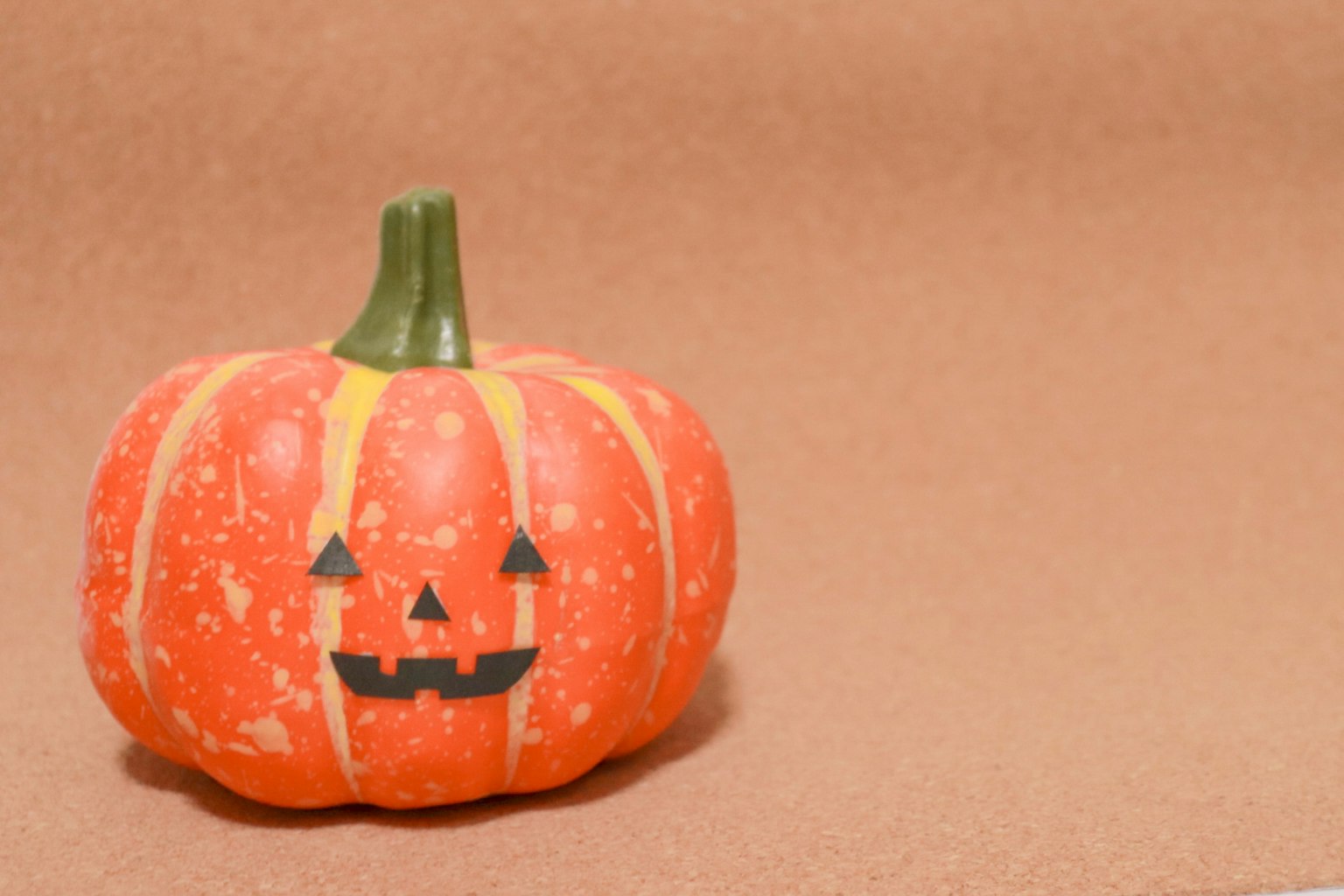 Bí ngô Halloween với thiết kế mặt đen trên vỏ màu cam