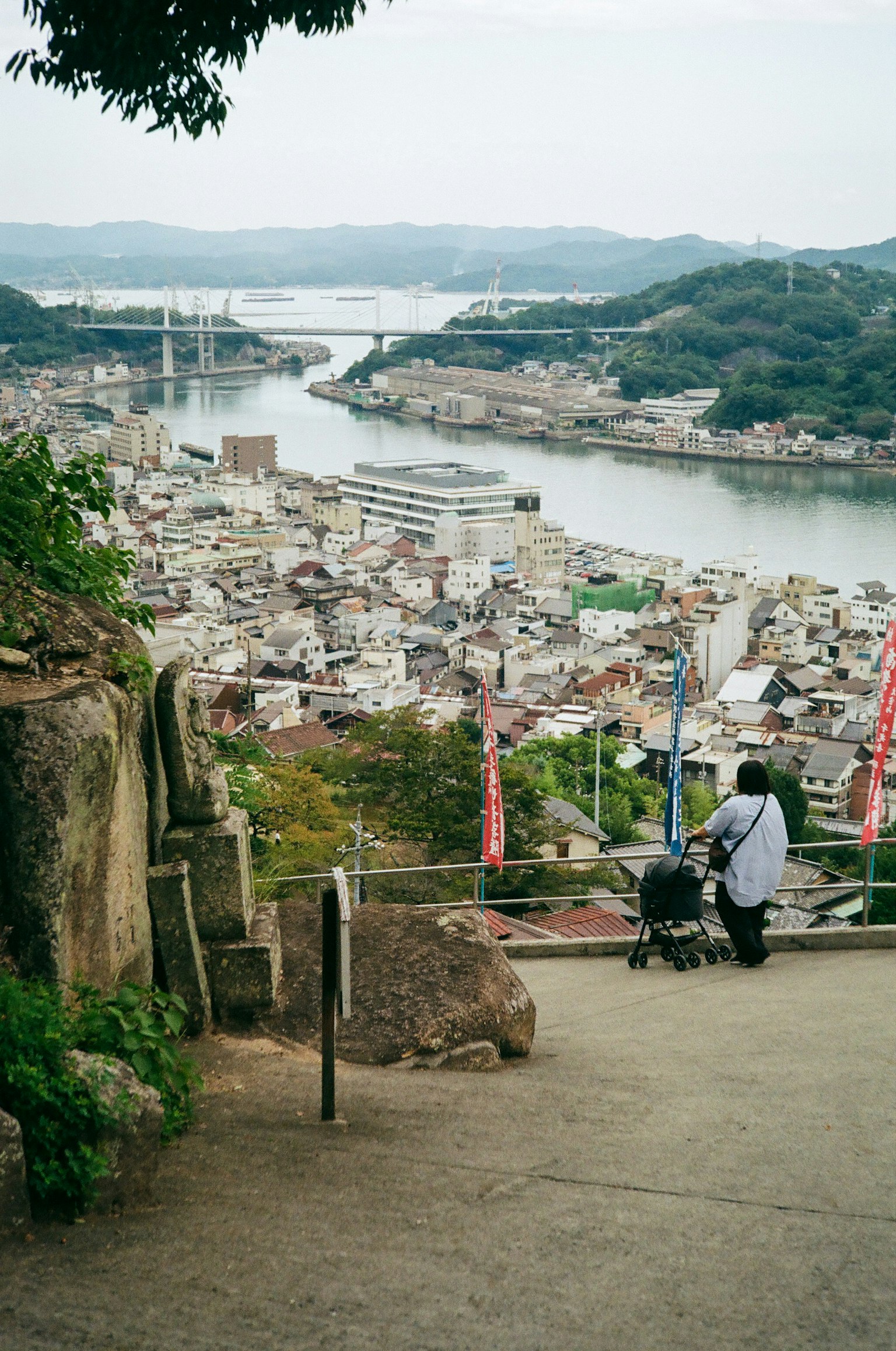 從山丘上俯瞰河流和城鎮的風景以及兩個人