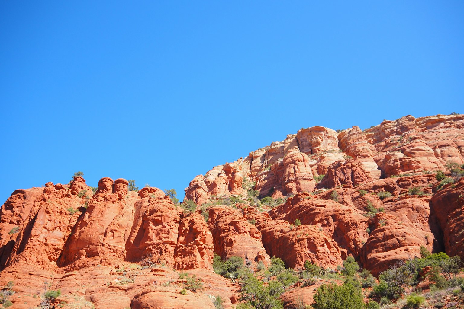 Formations rocheuses rouges sous un ciel bleu clair