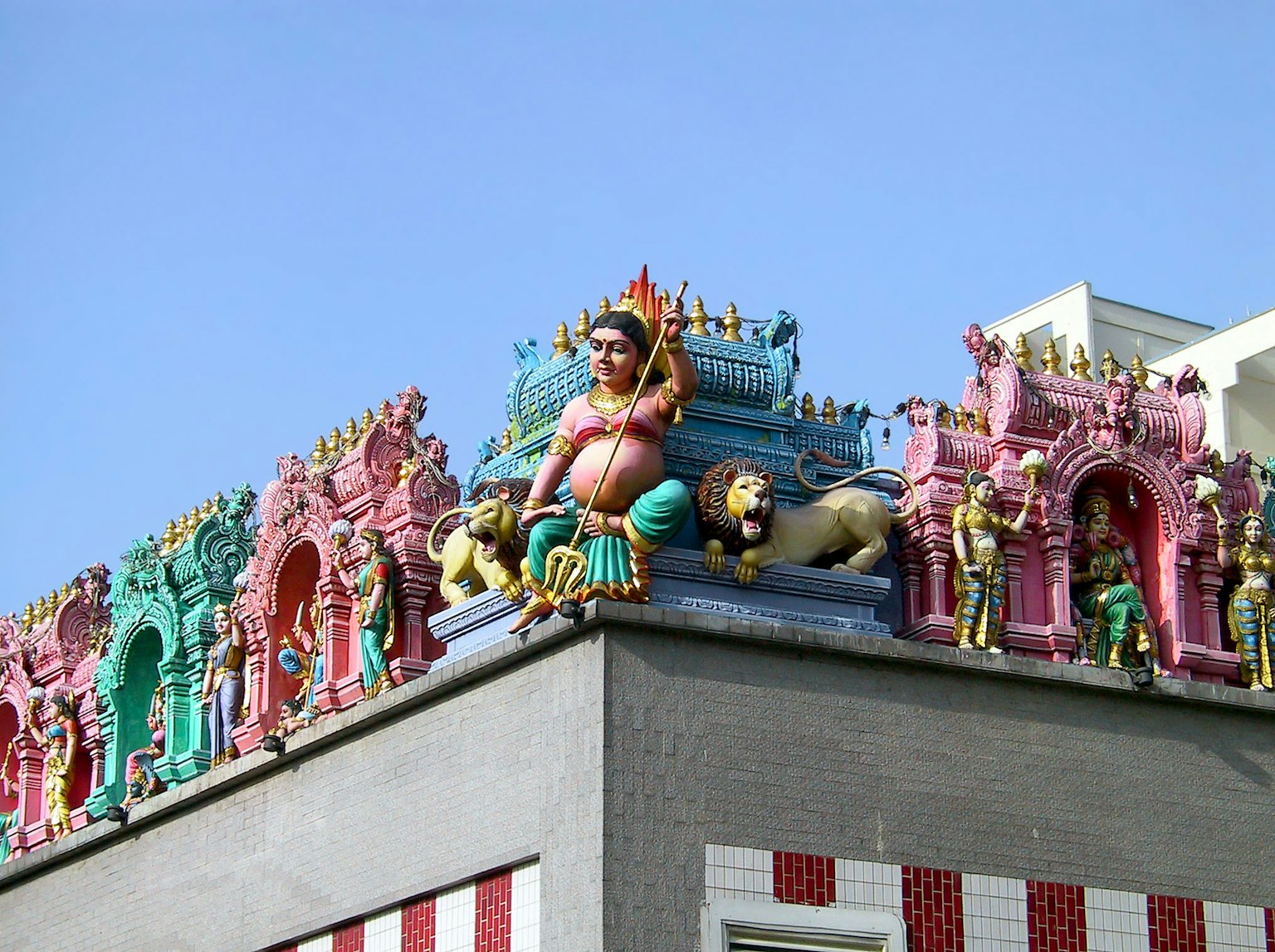 Tetto colorato di un tempio indù decorato con sculture e divinità