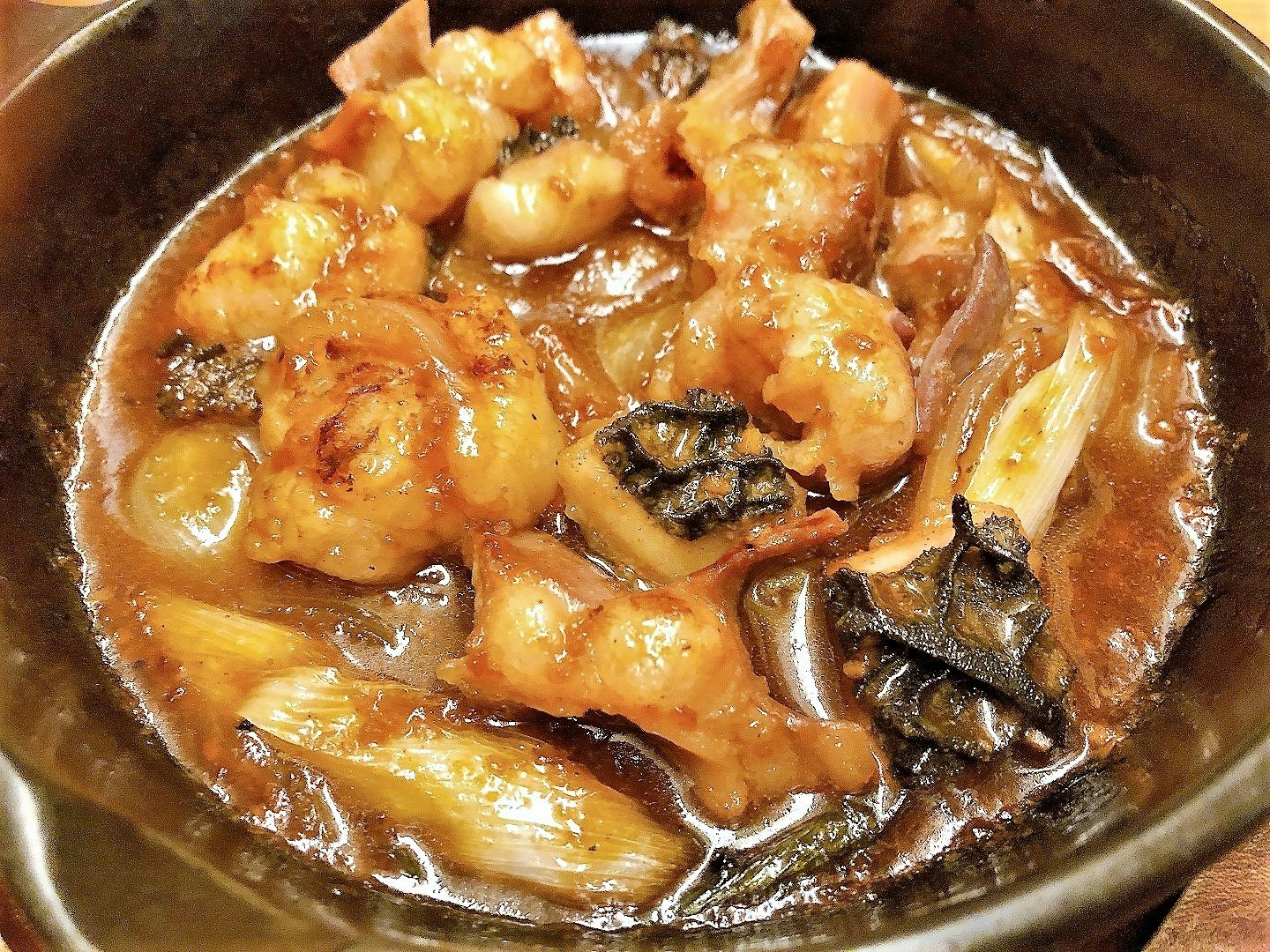 鍋で煮込んだ海鮮と野菜の濃厚シチュー