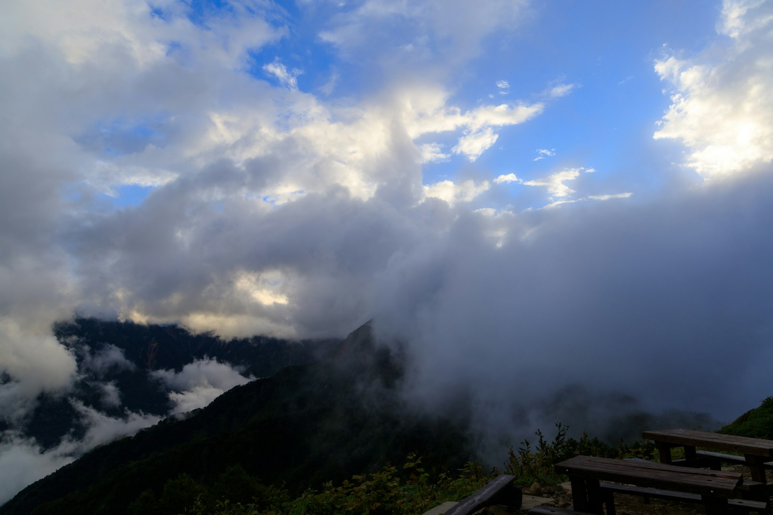 云雾缭绕的山脉与蓝天