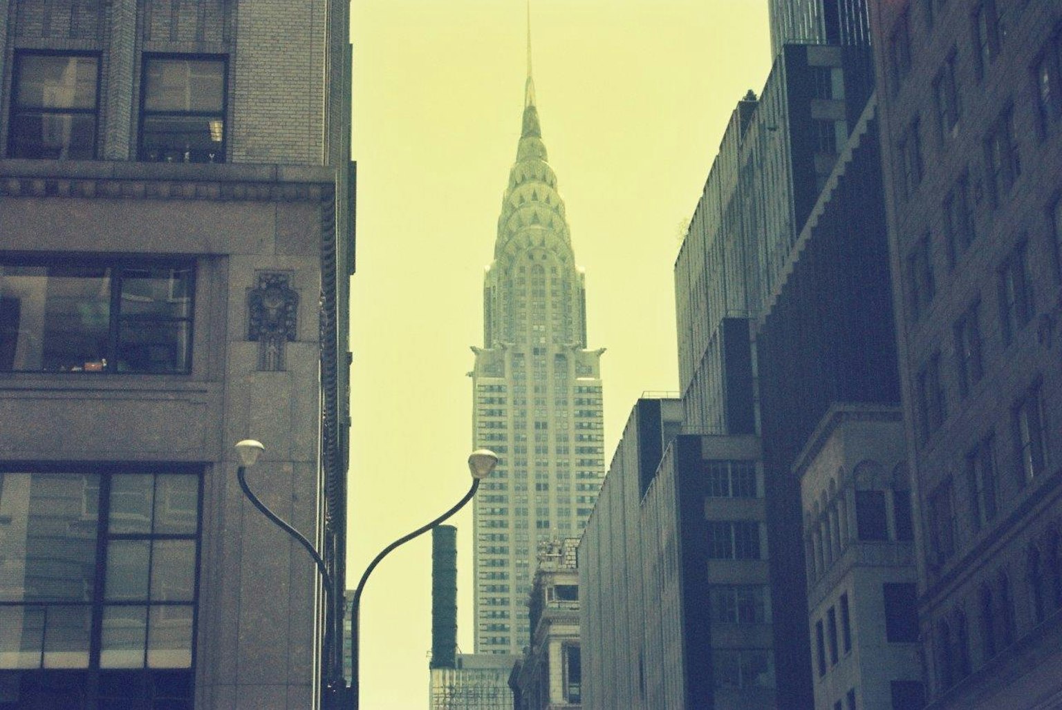 Le Chrysler Building visible entre des gratte-ciels à New York