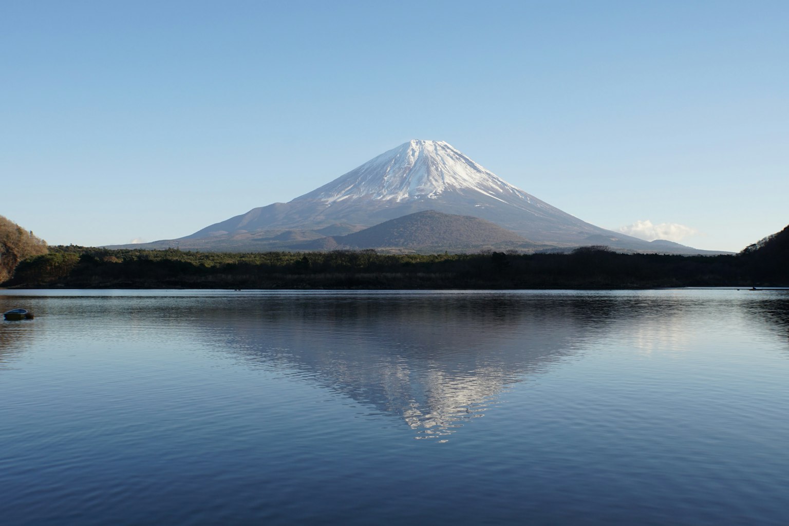 Monte Fuji splendidamente riflesso nel lago calmo