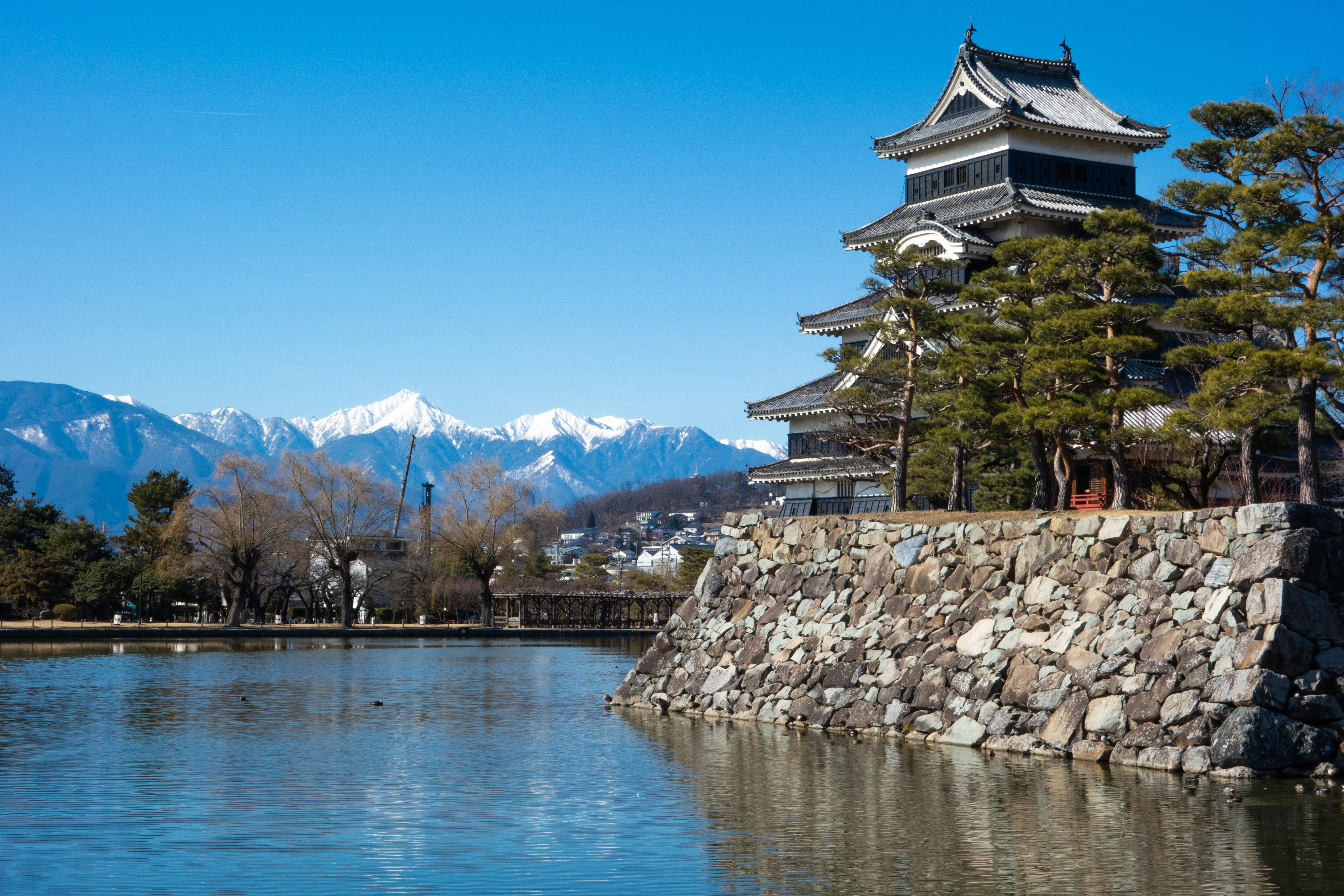 湖畔石砌堤岸与城楼景观