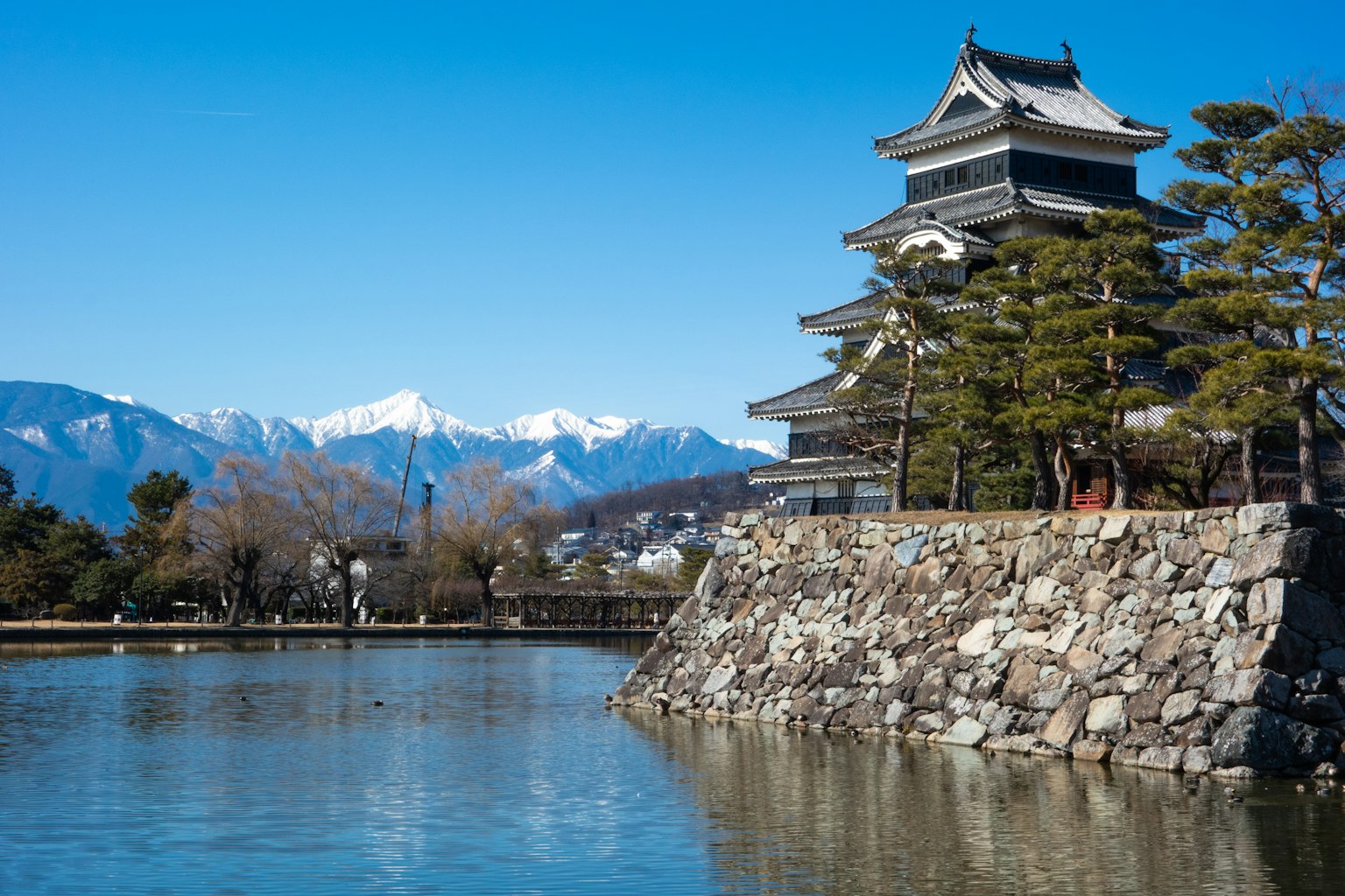 美麗的松本城與雪山的景色