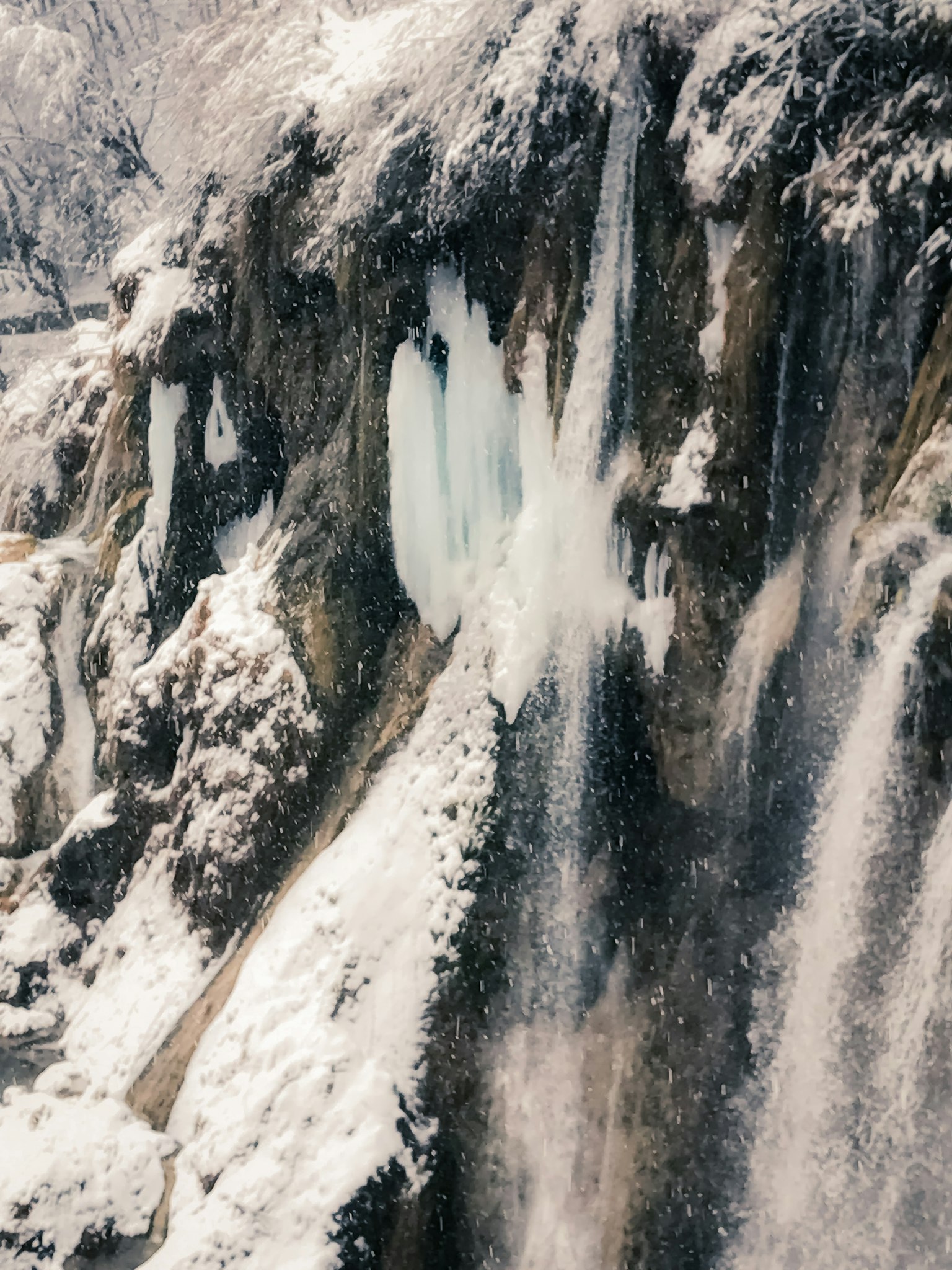 Cascata ghiacciata con formazioni di ghiaccio e texture rocciose