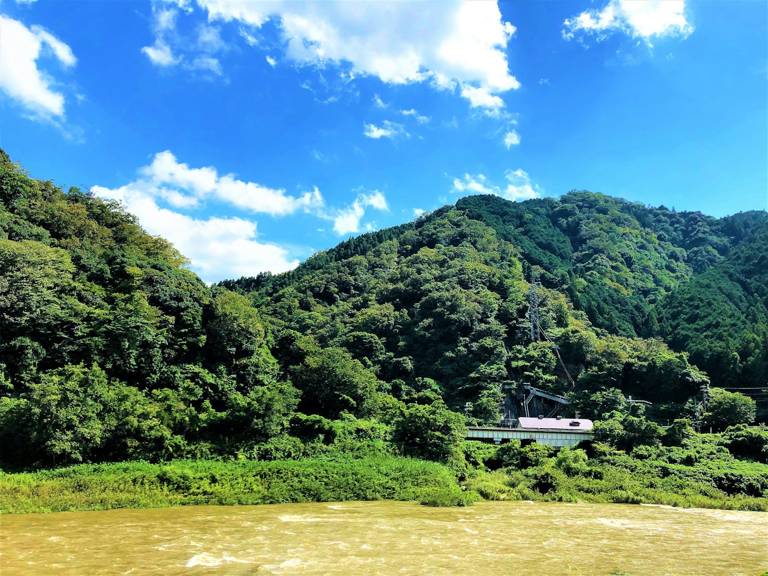 郁郁葱葱的山脈和藍天與河流