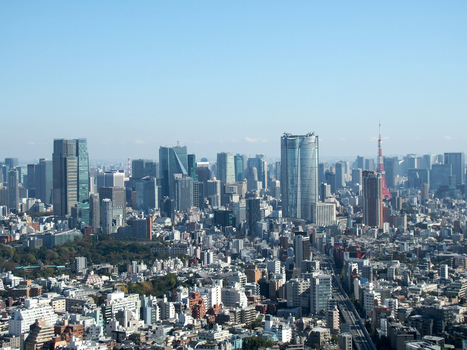 Paisaje urbano de Tokio con rascacielos y cielo azul claro