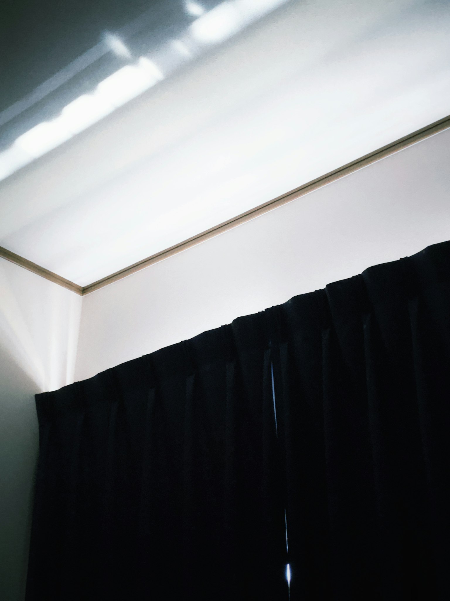 Contraste entre le rideau noir et le plafond lumineux