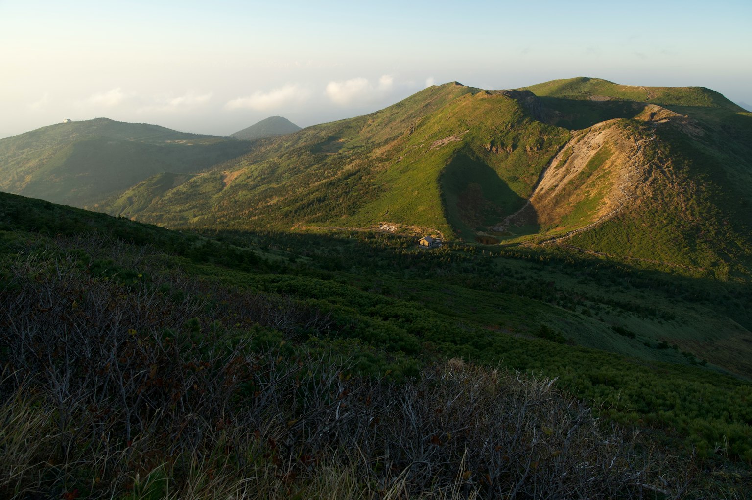 Vue pittoresque de montagnes vertes avec des ombres