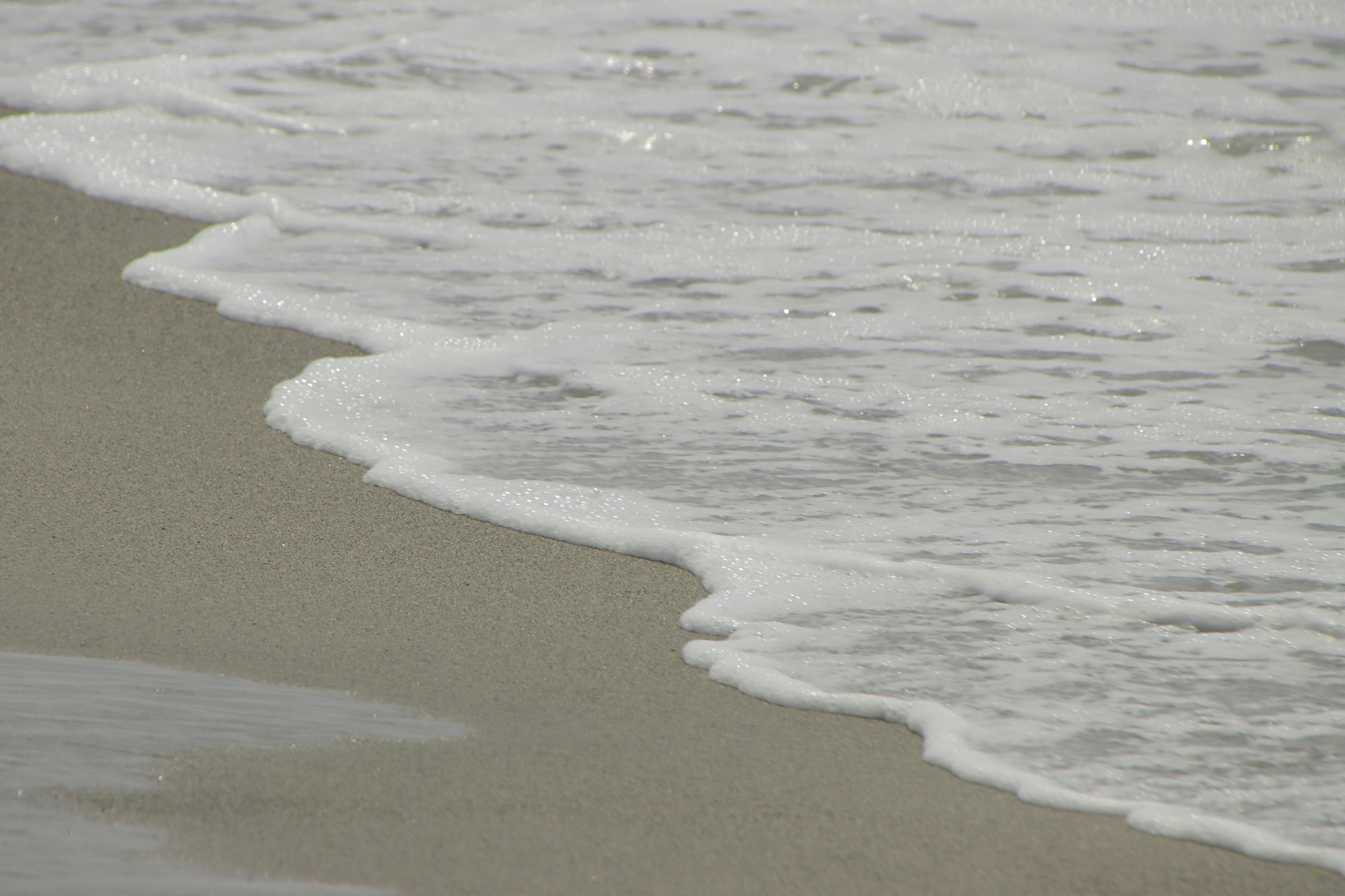 海浪轻轻拍打在沙滩上