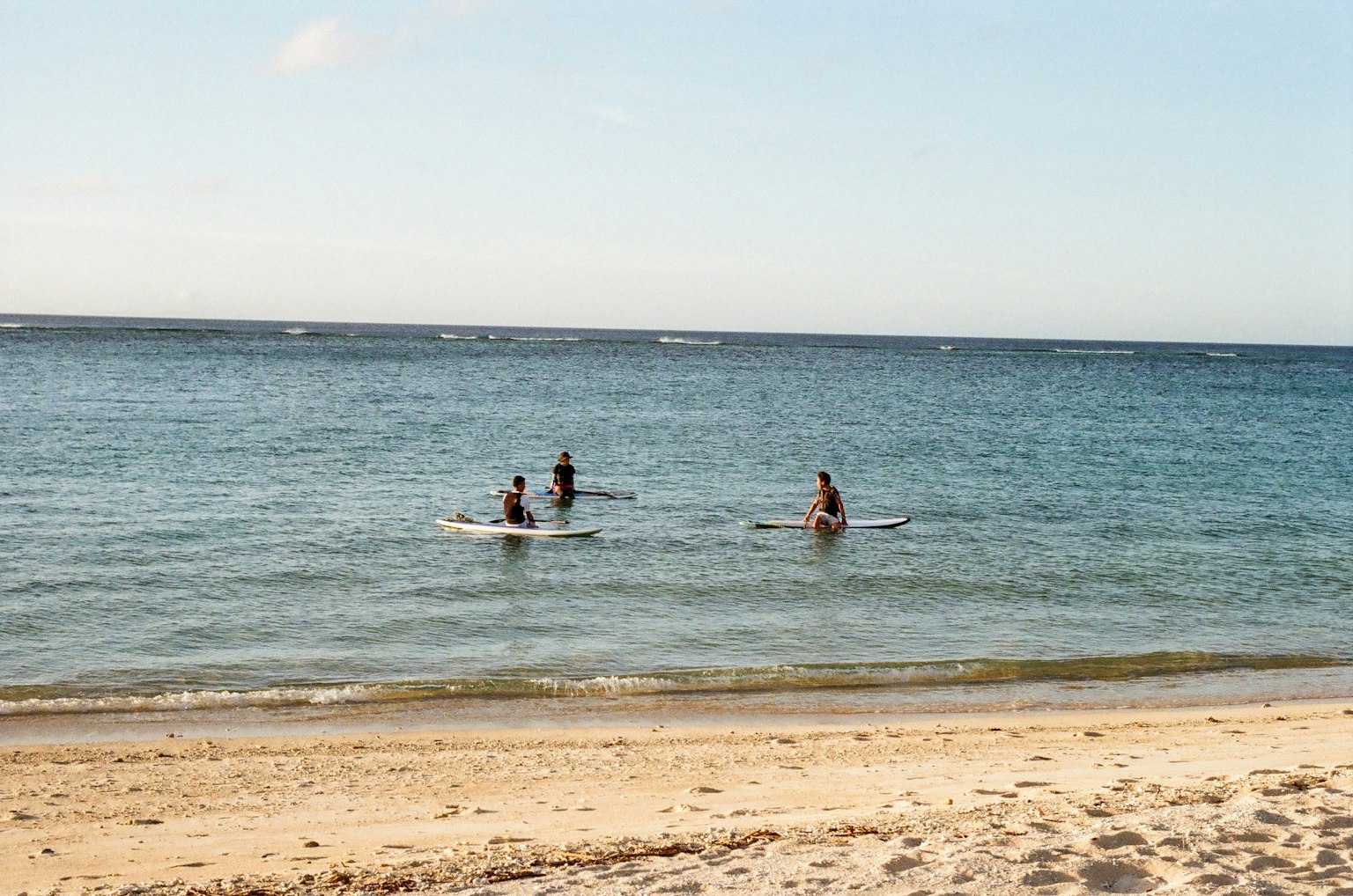 Personas surfeando en el océano