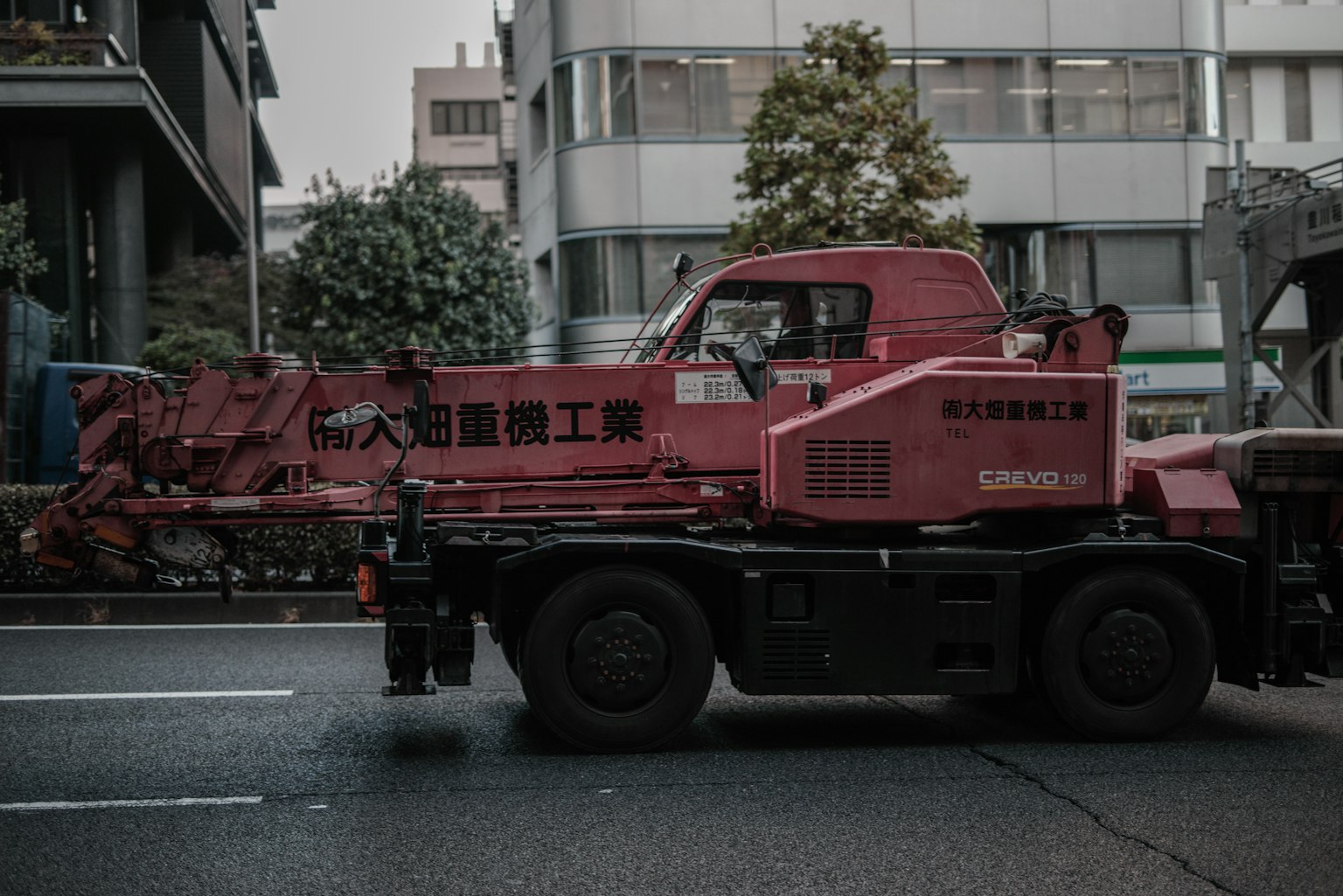 紅色起重機卡車在城市中行駛