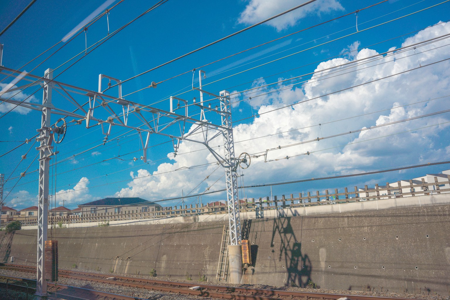 Líneas de tren sobre un fondo de cielo azul y nubes blancas