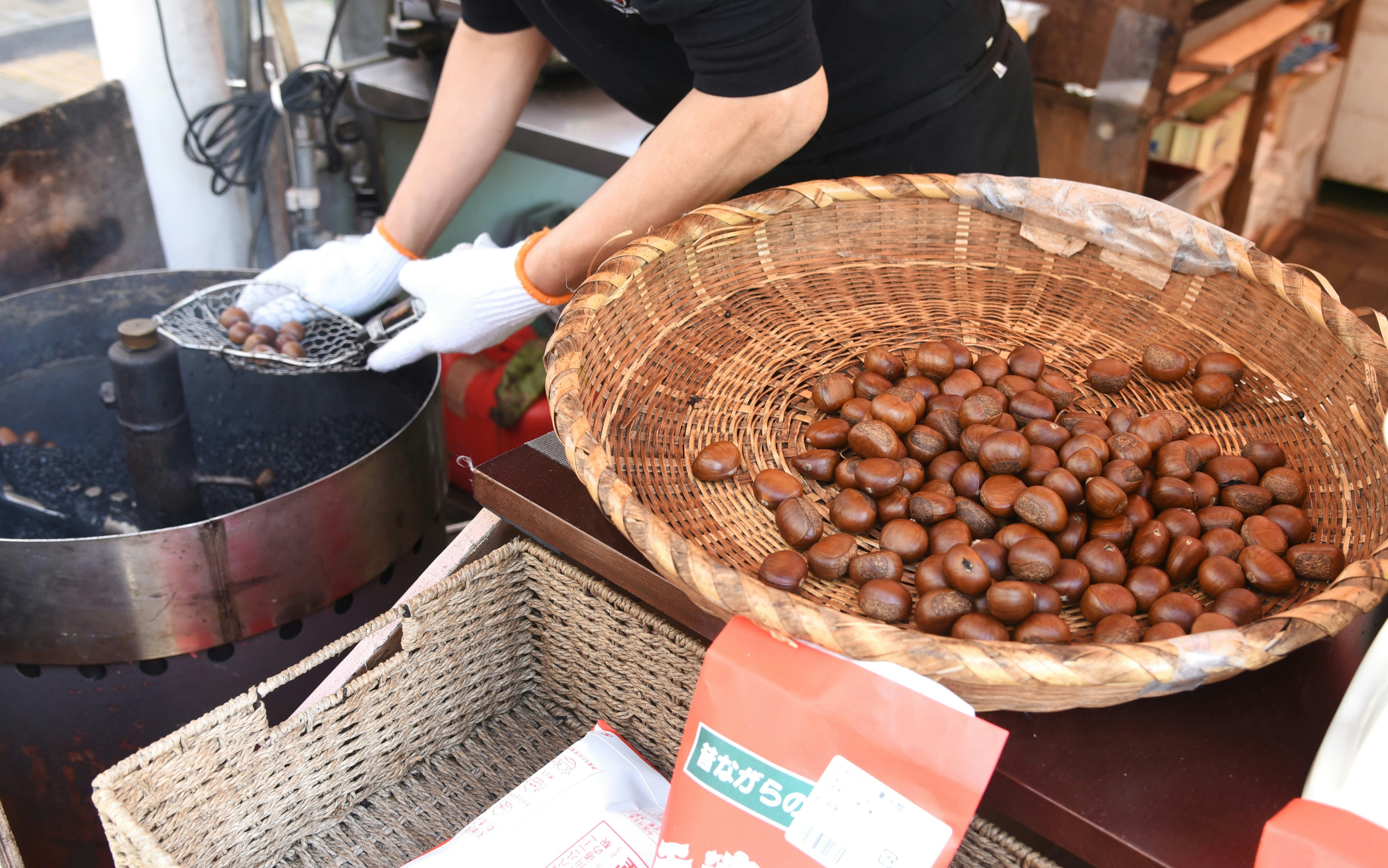 道の駅の天津甘栗露店で焼き栗を量る屋台