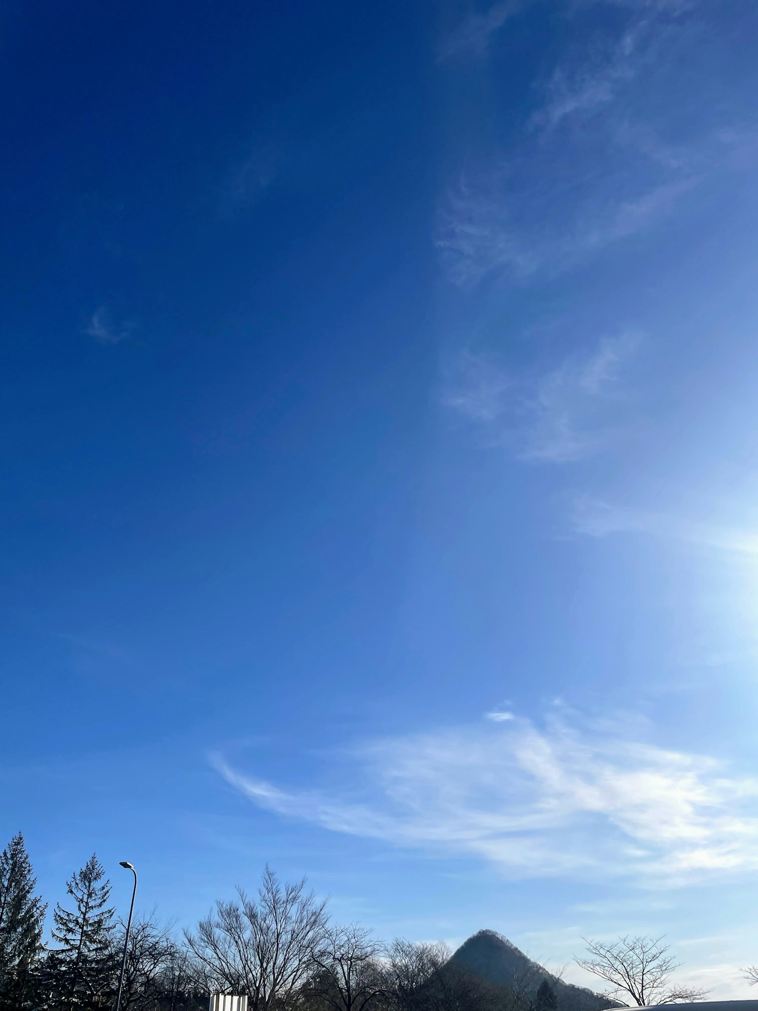 Ein klarer blauer Himmel mit verstreuten weißen Wolken