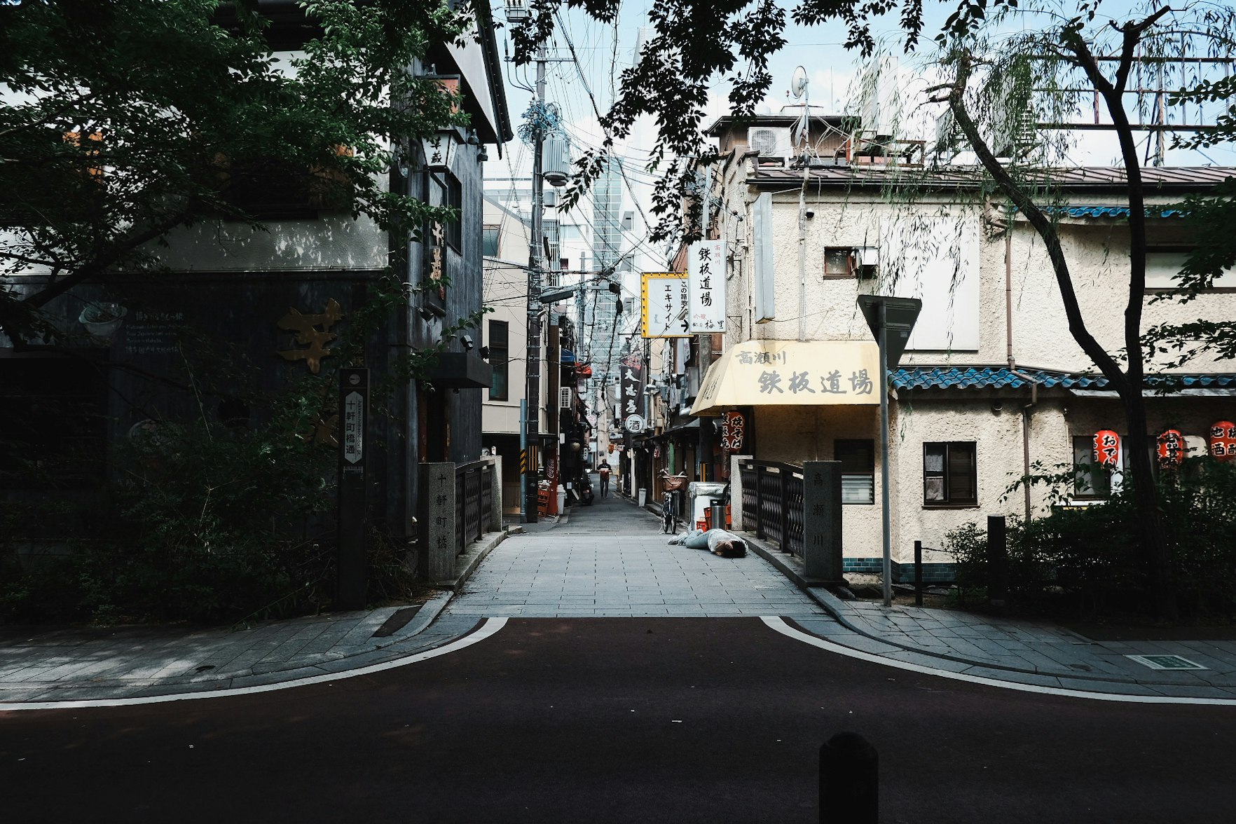 狭窄商业街巷道的店铺门面与街景