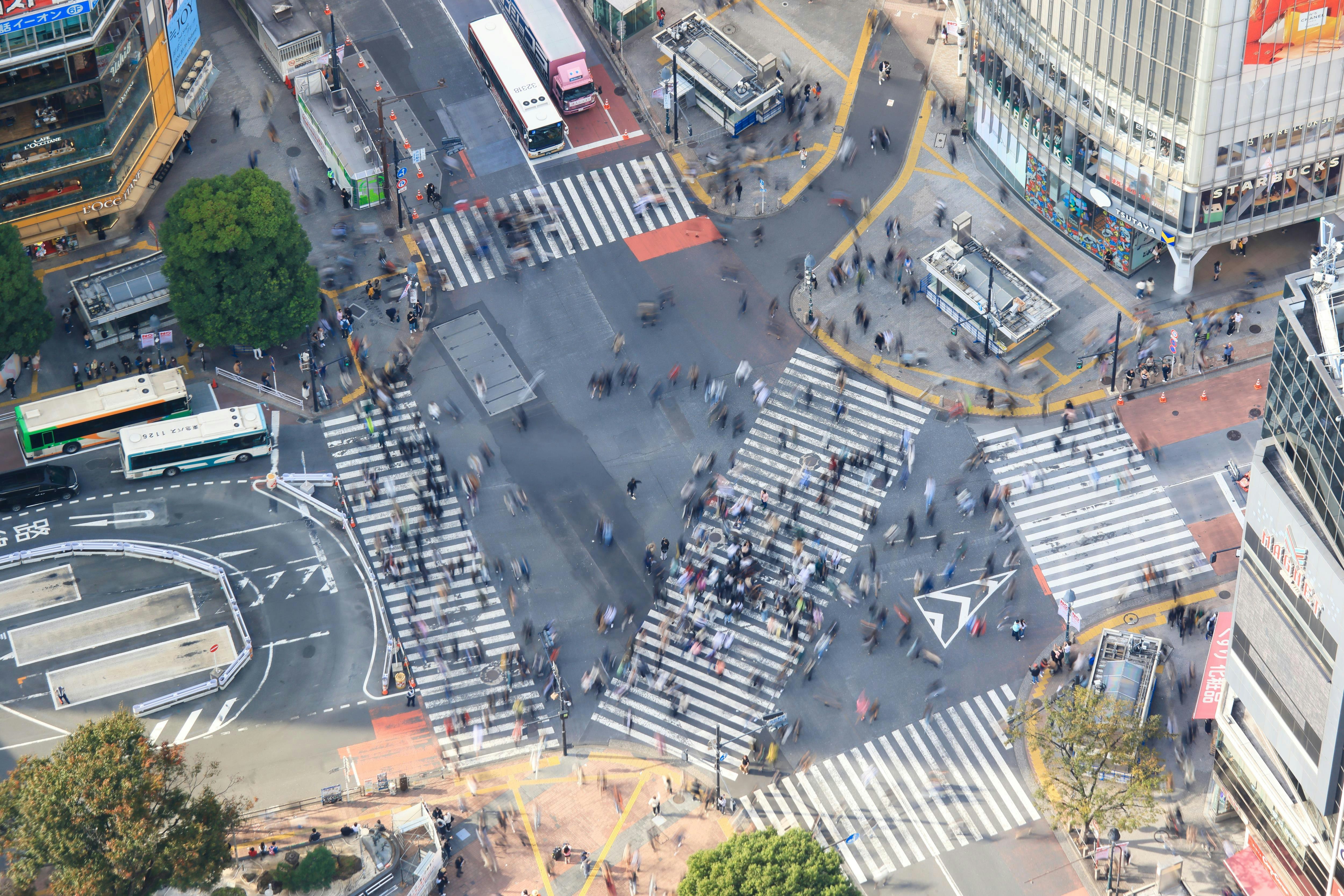 澀谷十字路口（スクランブル交差点）四面行人穿行的場景